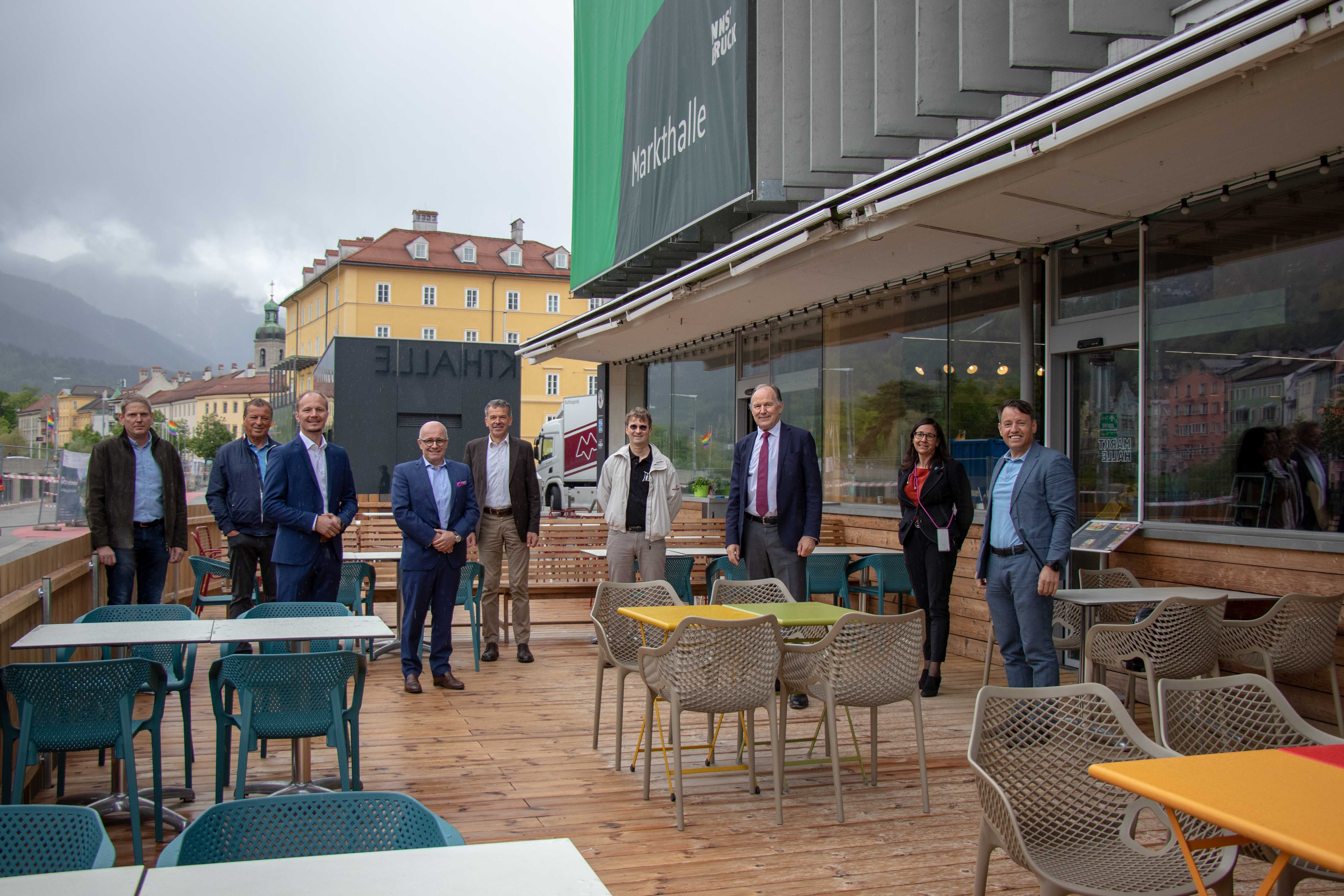 Machten sich ein Bild von der sanierten Markthallen-Terrasse (v.l.n.r.): Walther Fels (IIG Bereichsleiter Handwerksbetrieb), Gemeinderat Helmut Buchacher, Vizebürgermeister Johannes Anzengruber, Gemeinderat Markus Stoll, Bürgermeister Georg Willi, Dietmar Pfister (Spartensprecher Markthalle), Aufsichtsrat Franz Pegger, Markthallenleiterin Edith Ettlmayr und IIG-Geschäftsführer, Franz Danler.