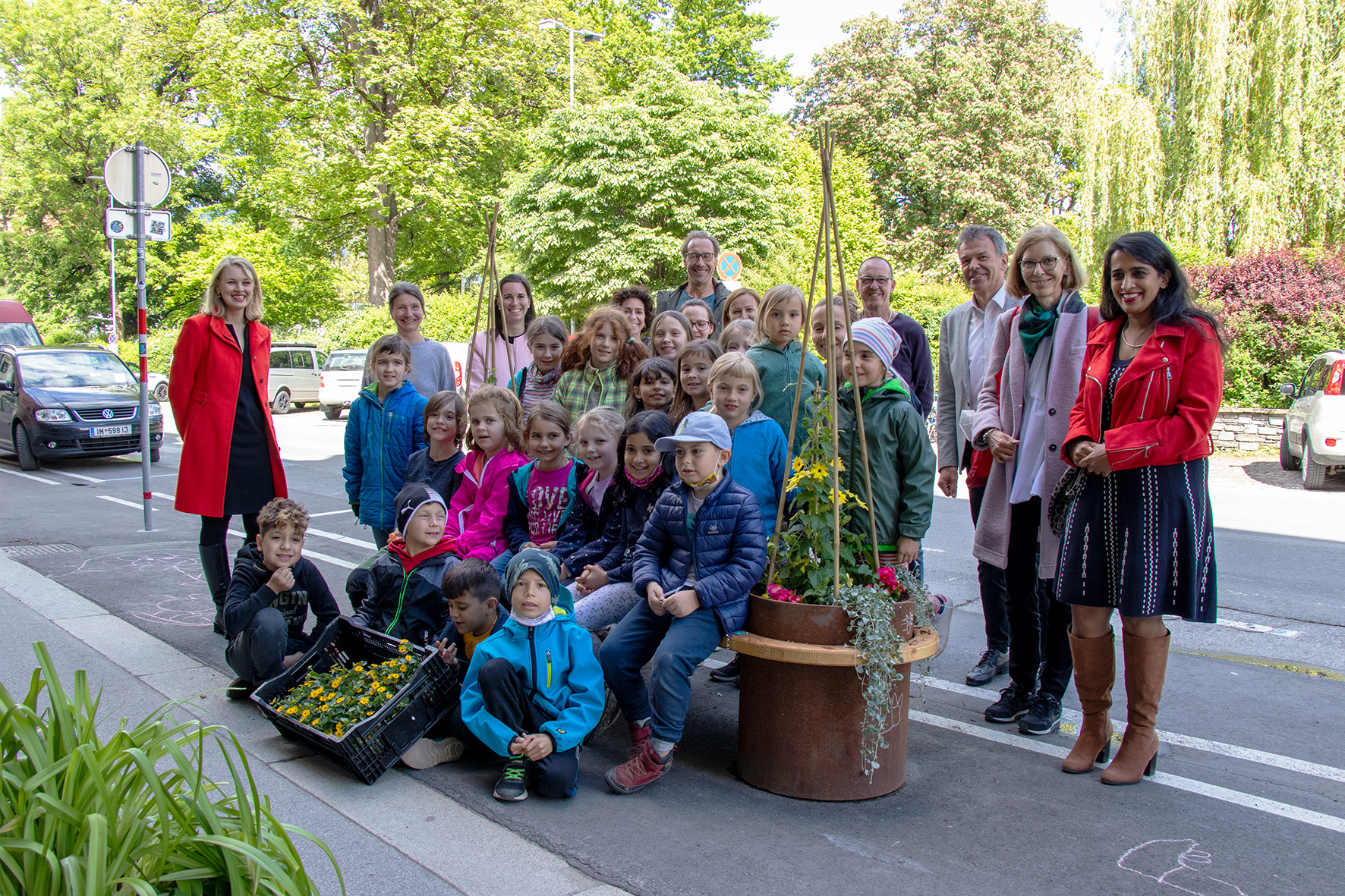 Kürzlich wurden dank bereitwilliger Unterstützung der Kinder des Schülerhortes Kaysergarten die Blumentröge in der Innstraße neu bepflanzt. Auf Initiative von Stadträtin Elisabeth Mayr und in Zusammenarbeit mit den Ämtern für Grünanlagen und Bürgerbeteiligung, konnten sich die Kinder zudem auf den Bänken verewigen und hatten sichtlich Spaß dabei, die Stadt ein wenig bunter zu gestalten. Die Stadt Innsbruck bedankt sich außerdem bei den Eltern der Kinder für die unkomplizierte Zusammenarbeit.