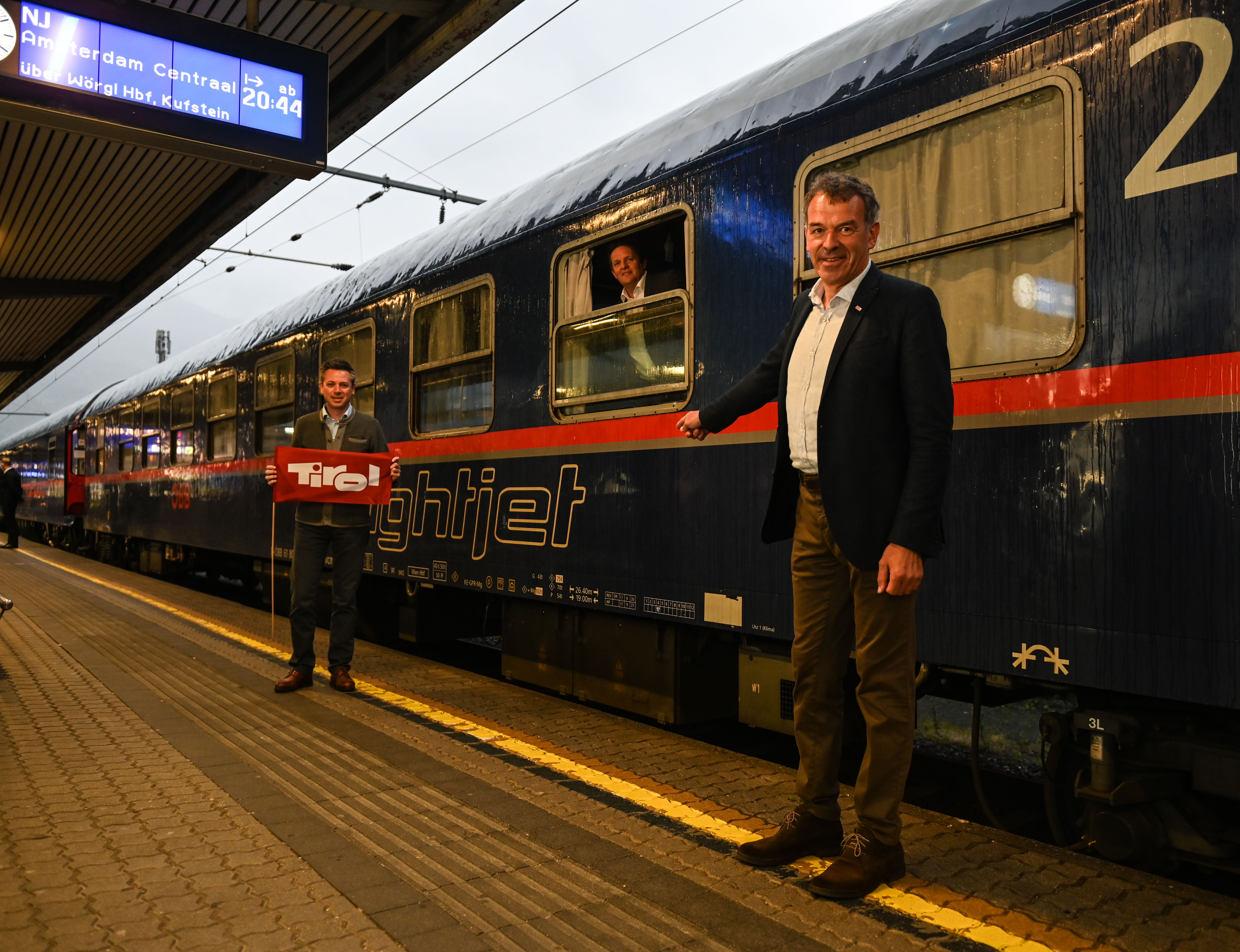 Am Foto v.l.n.r: Florian Phleps (Tirol Werbung),  René Zumtobel (ÖBB Personenverkehr) und Georg Willi (Bürgermeister Innsbruck)  verabschiedeten den Nightjet nach Amsterdam.