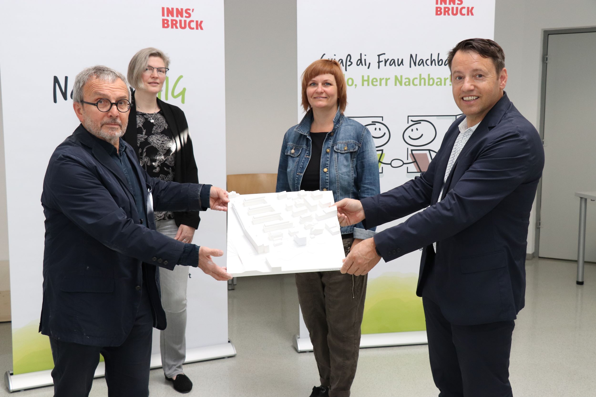 Präsentierten das Siegerprojekt: Architekt Manfred Gsottbauer, Projektleiterin Jasmine Rosa Hangl (IIG), Renate Krammer-Stark (Vorsitzende des Ausschusses für Wohnungsvergabe) und Franz Danler (IIG-Geschäftsführer)