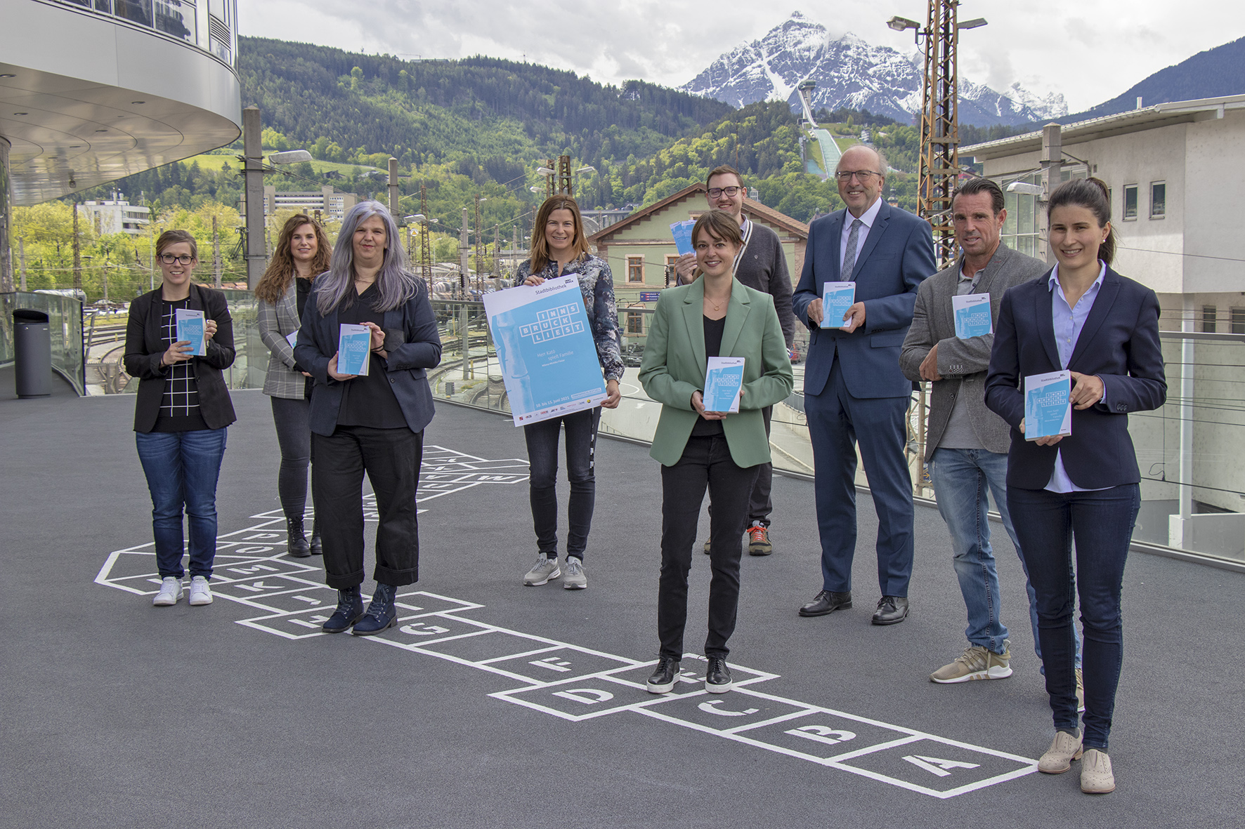 „Innsbruck liest“ begeistert 2021 wieder ein breites Publikum für das Lesen. Im Bild: Christina Krenmayr (Leiterin Stadtbibliothek, 3. v.l.), Elisabeth Rammer und Boris Schön (Mitte hinten, beide Stadtbibliothek) mit den SponsorInnen.