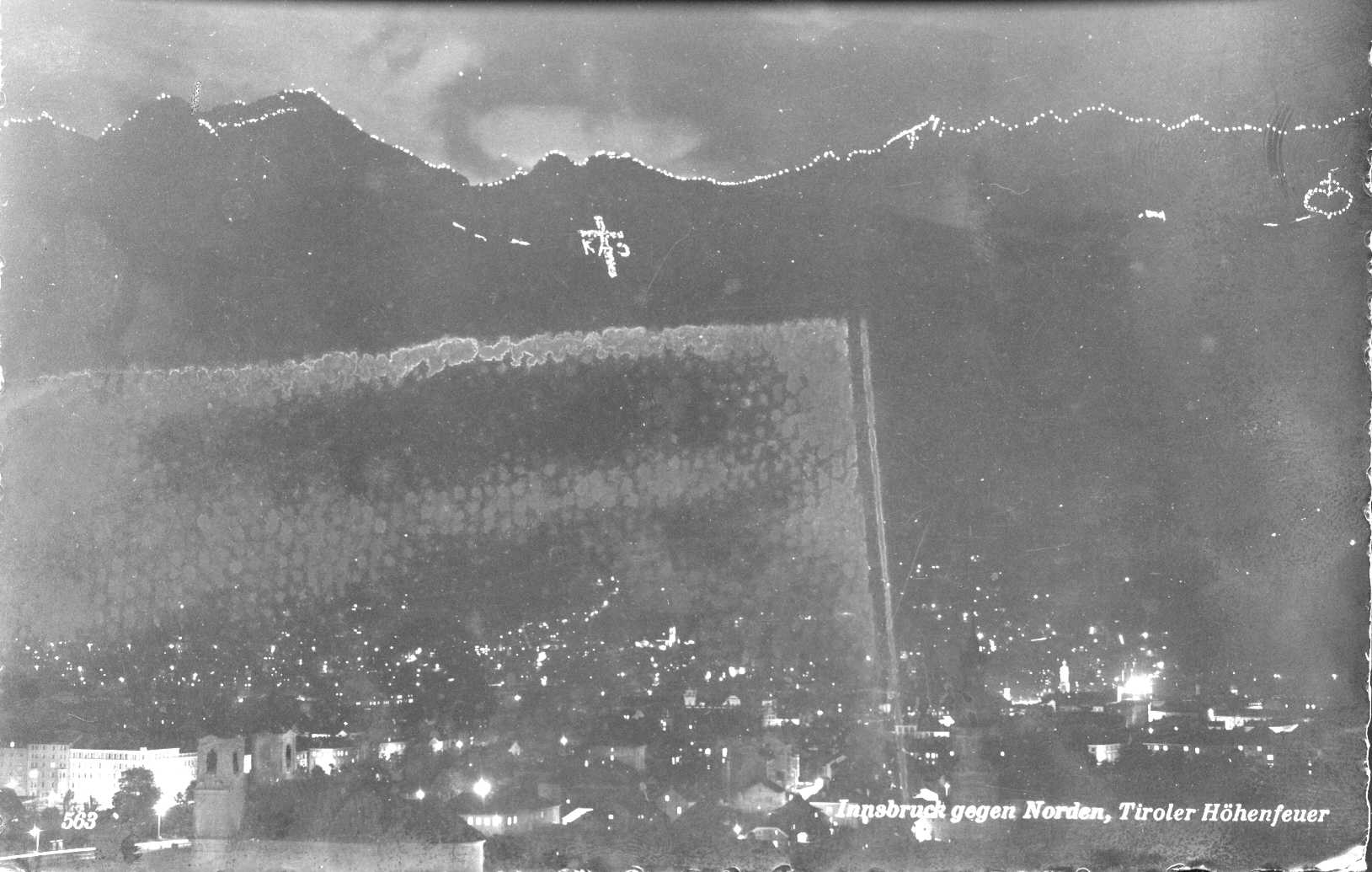 Auf eine lange Tradition gehen die Bergfeuer zur Sonnenwende in Tirol zurück. Hier eine Aufnahme zwischen 1960 und 1970.