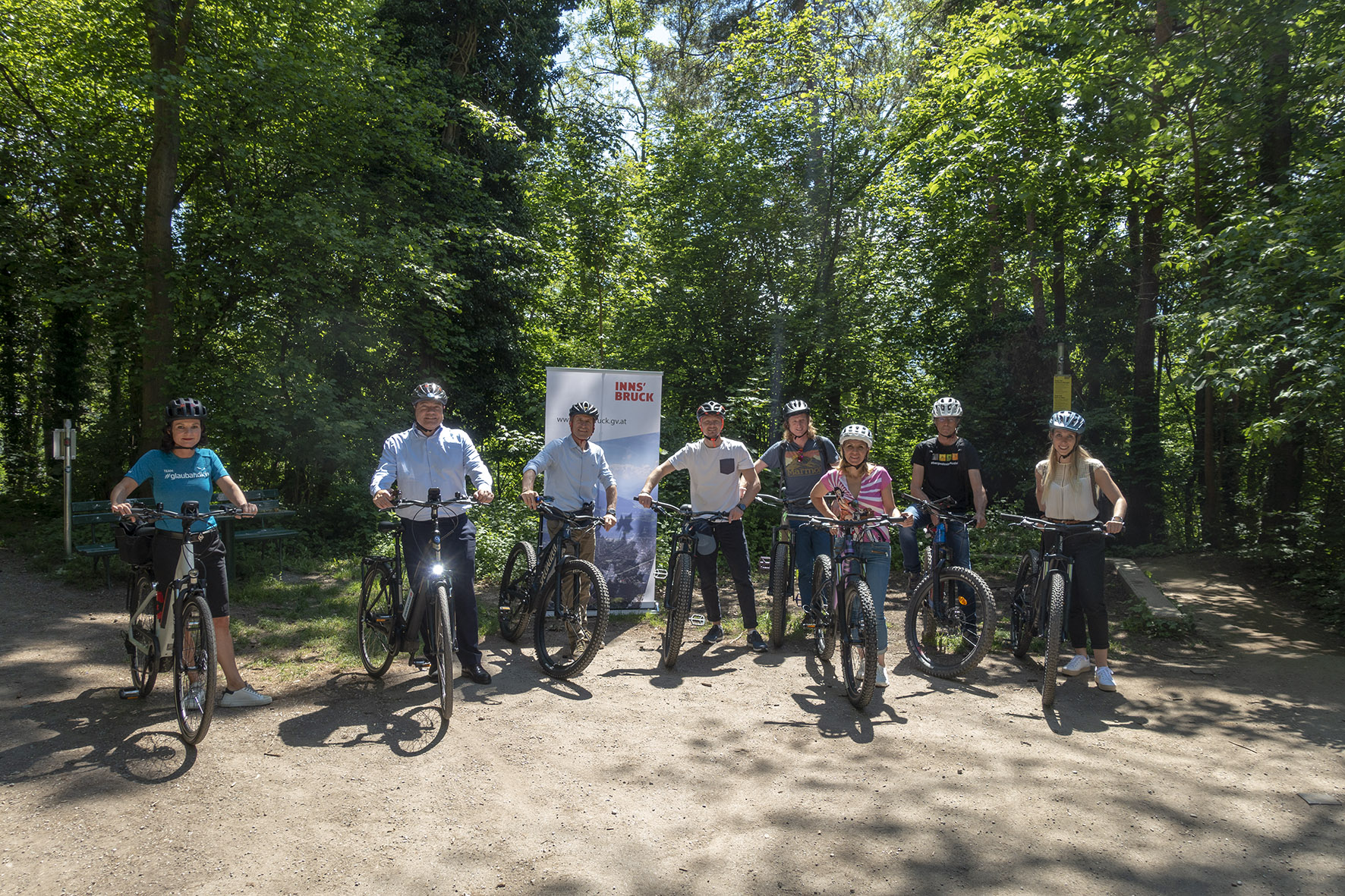 Gemeinsames Projekt: v. l.: Verena Wurnig und Hans Unterdorfer (beide Tiroler Sparkasse), Josef Margreiter (Lebensraum Tirol), Vizebürgermeister Johannes Anzengruber, Bike-Trainer Klaus Kranebitter (Verein zur Förderung von Bildung und Sport), Katrin Brugger (Wirtschaftskammer Tirol, Sparte Handel), Dieter Stöhr (Bergwelt Tirol - Miteinander Erleben) und Verena Illmer (Tiroler Versicherung) stellten heute die Bike-Initiative für mehr Sicherheit am Berg vor.