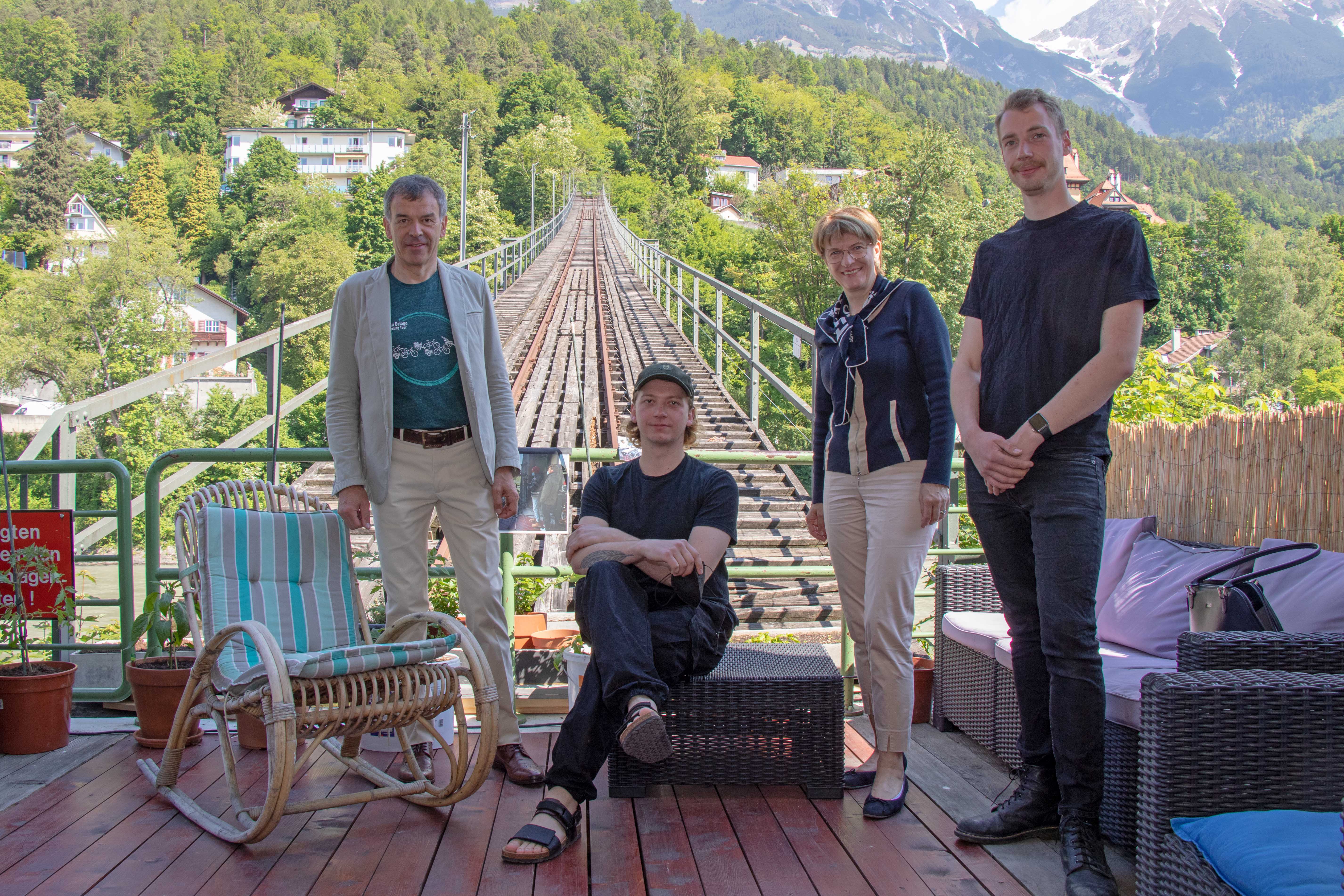 Bürgermeister Georg Willi (l.) und Jugendstadträtin Christine Oppitz-Plörer folgten der Einladung des Vereins unter der Leitung von Thomas Krug (2.v.l.) und Jakob Wutzke (r.) und besichtigten die Ausstellung vorab.