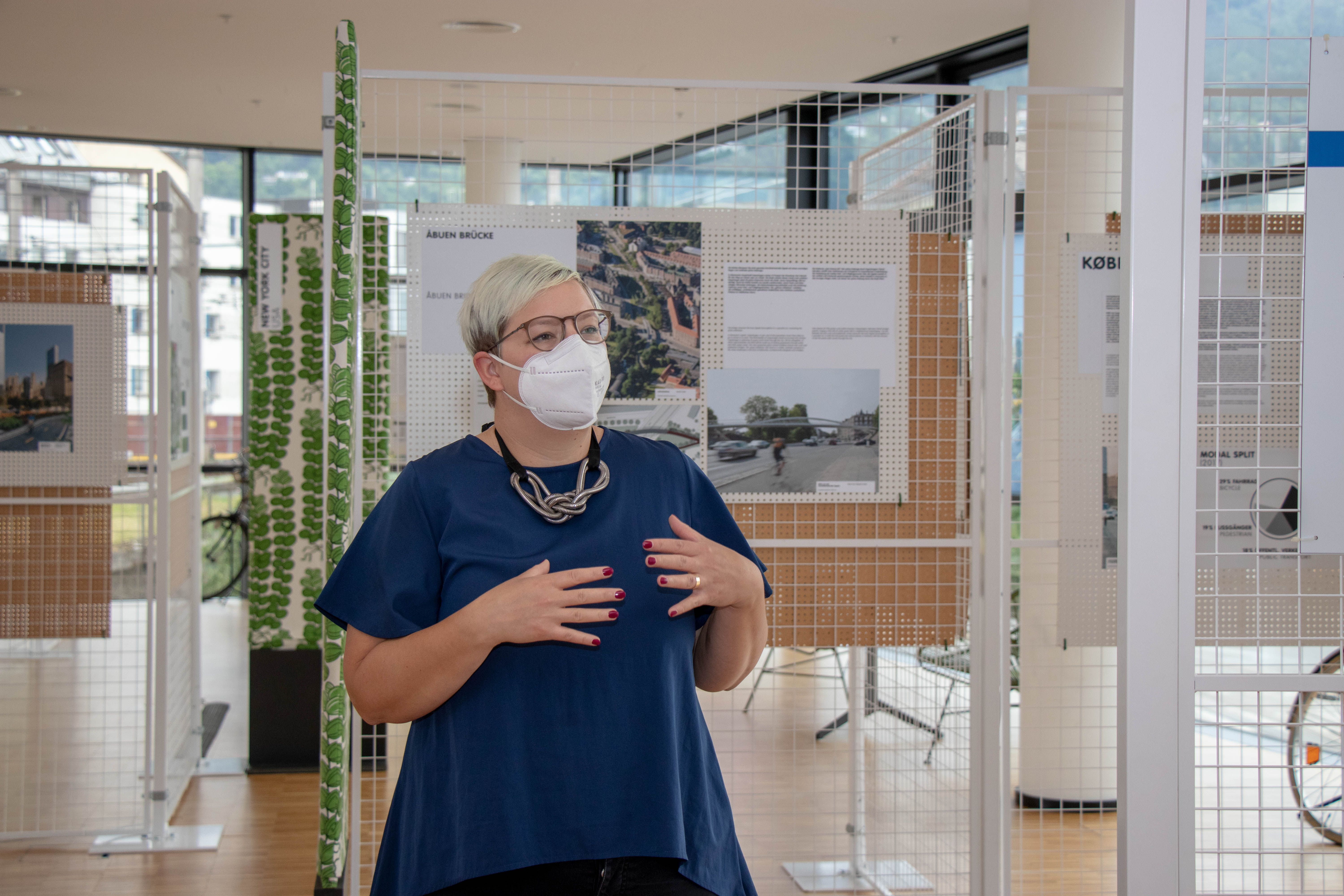 Kuratorin Stefanie Lampe führte durch die Ausstellung.