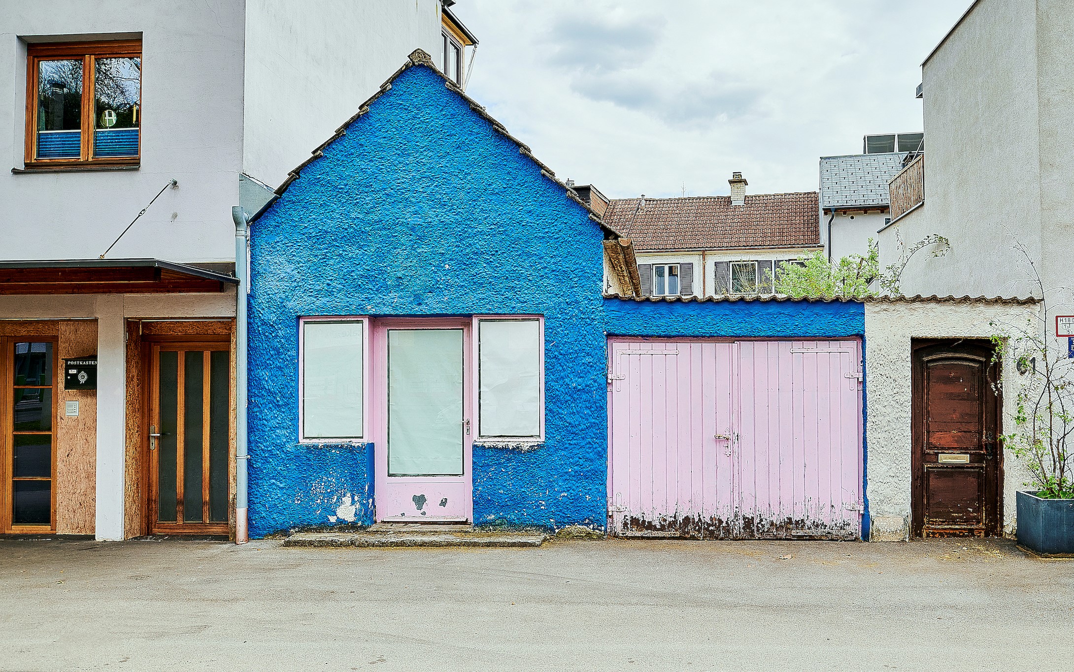 Diese bunte Hauswand versteckt sich in der Höttinger Au.