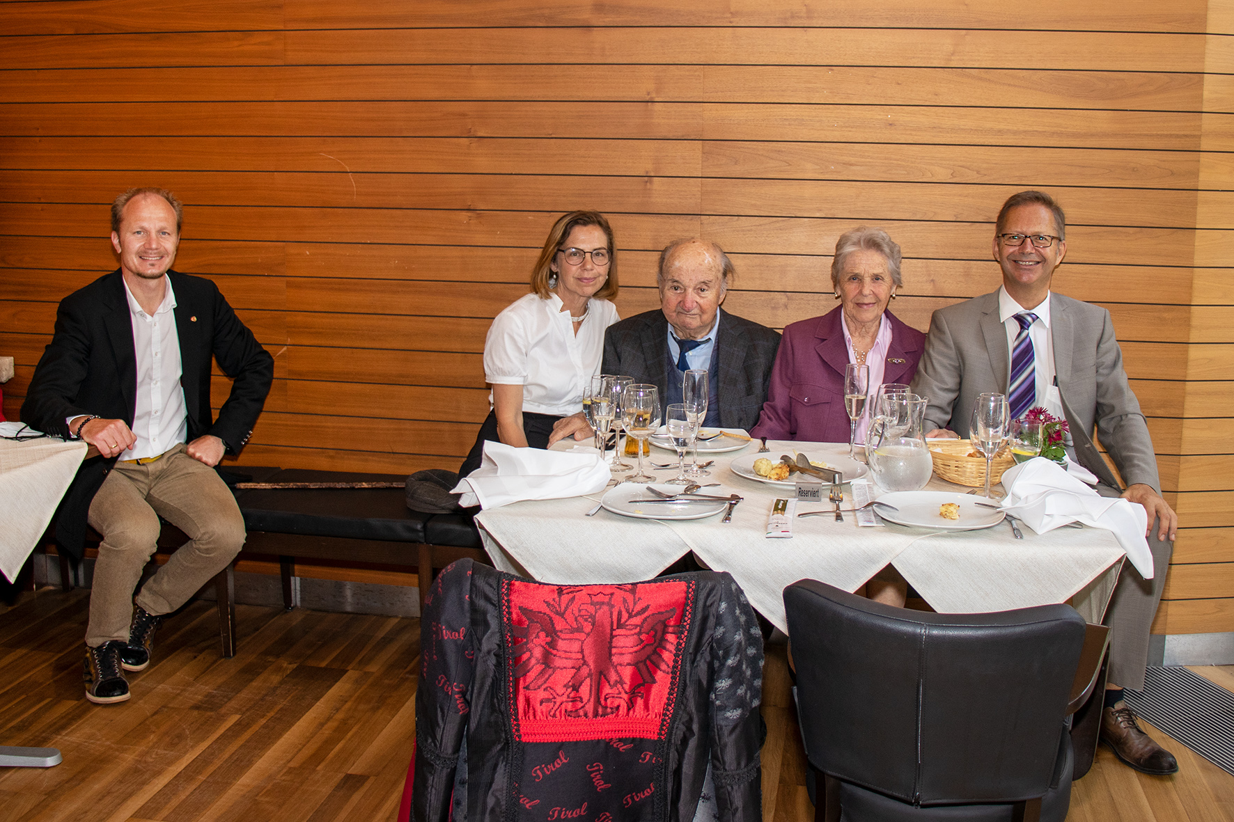 Vizebürgermeister Johannes Anzengruber (l.) besuchte die beiden Jubilare beim gemeinsamen Essen mit Tochter Gabriele und Sohn Wolfgang.
