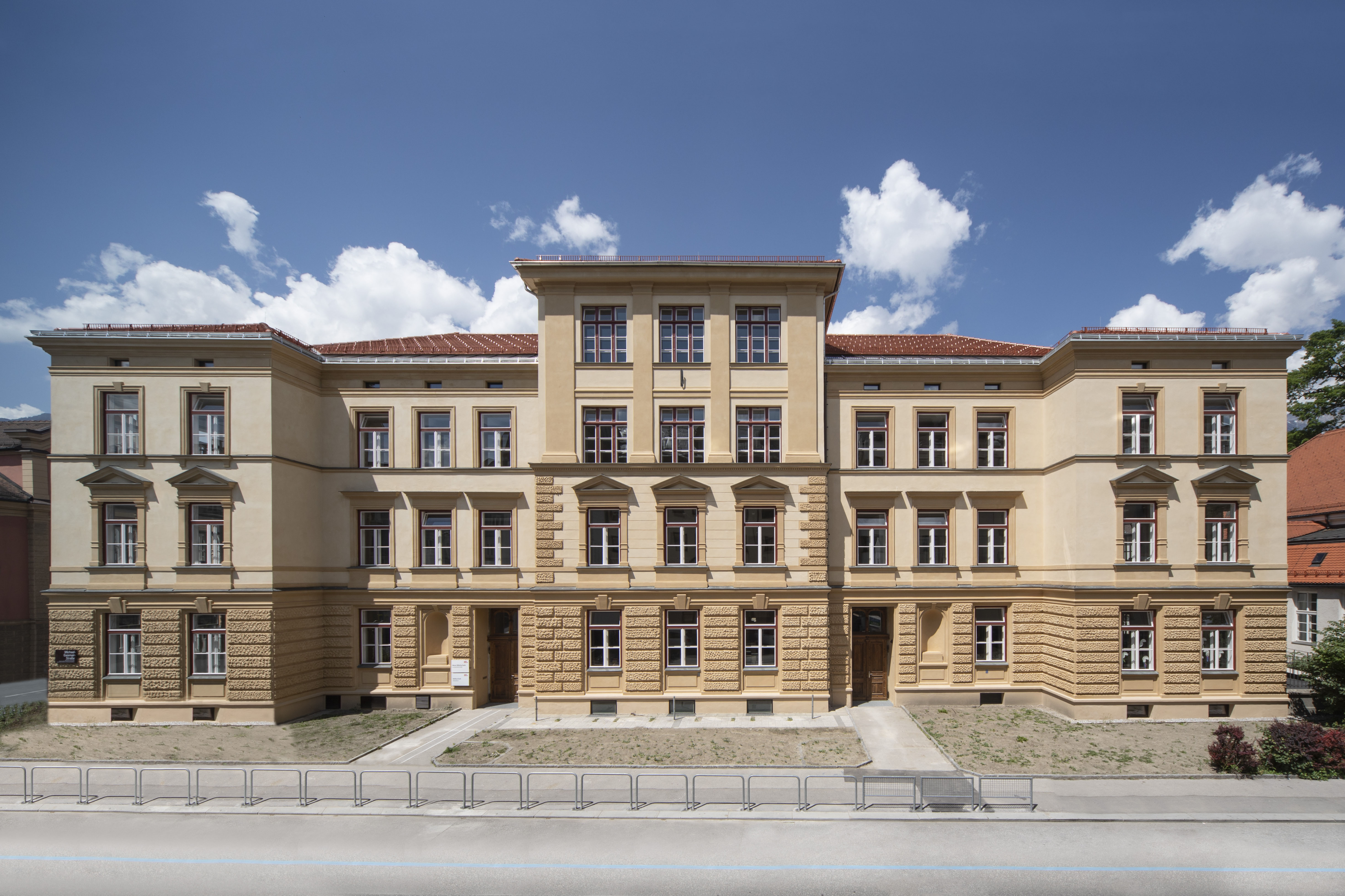 Mehr Sicherheit vor dem Schulcampus Wilten und eine neue Radverbindung im Bereich der Michael-Gaismair-Straße sind die Ziele der geplanten Baumaßnahmen.