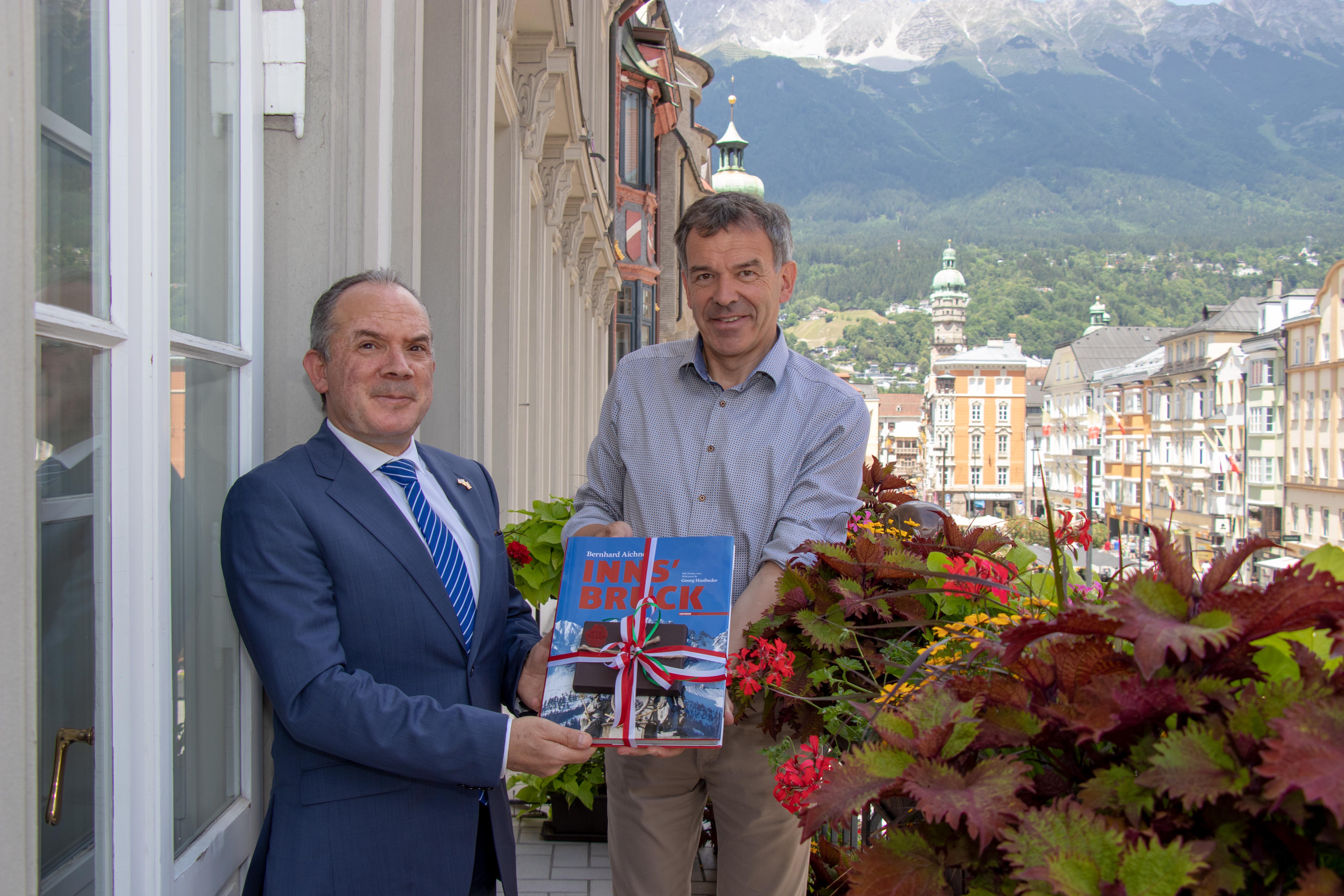 Von der besten Seite zeigte sich das Sommerwetter bei dem Besuch der israelischen Botschaft in Innsbruck. Bürgermeister Georg Willi (r.) empfing den Botschafter, Mordechai Rodgold, auf dem Balkon des städtischen Rathauses. Die beiden tauschten sich über aktuelle Themen aus und intensivierten ihre Beziehung.