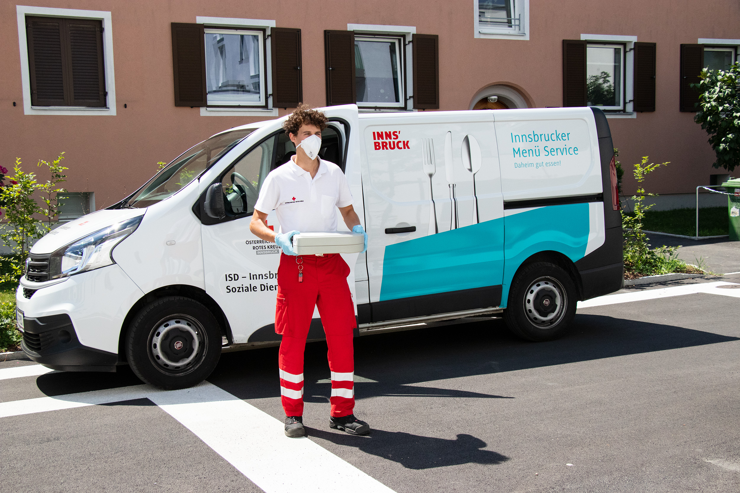 ... und heute: Zustellung des Menü Service in modernen Boxen.