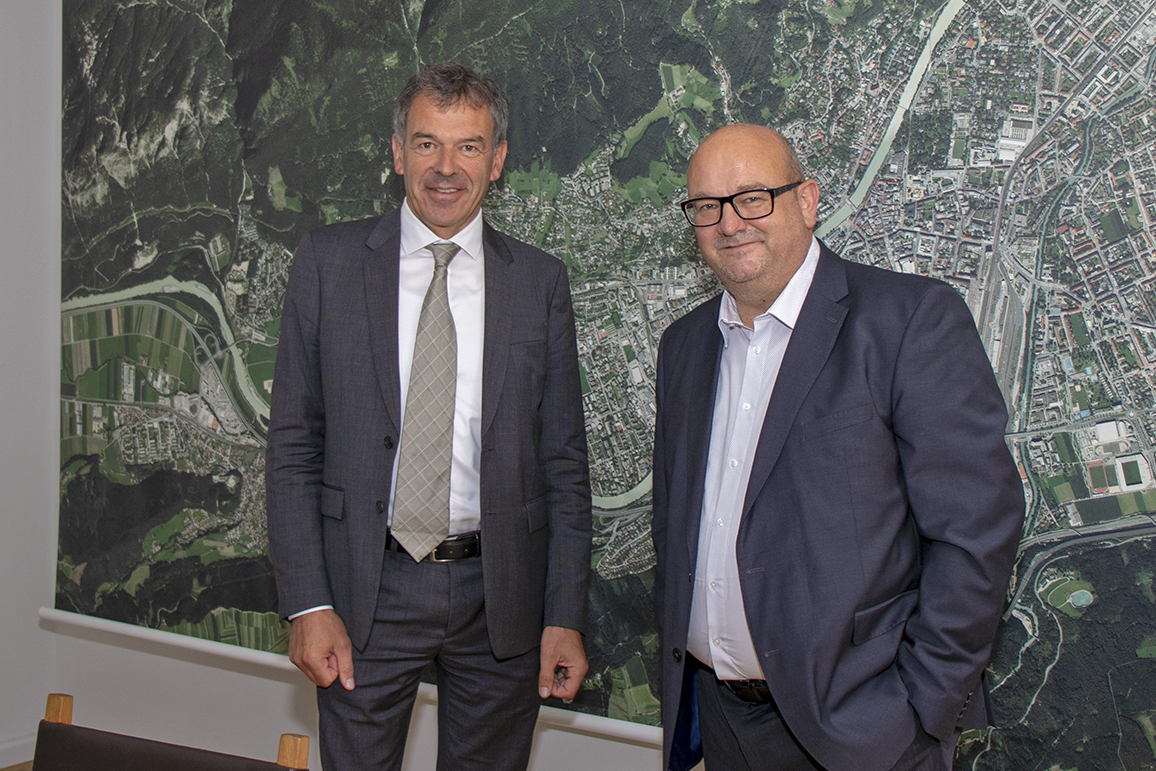 Nach dem Ausscheiden von Mag. Johannes Müller als Finanzdirektor der Stadt Innsbruck, hat der studierte Jurist und Tiroler Mag. Martin Rupprechter mit 1. Juli 2021 seine Agenden übernommen. Bürgermeister Georg Willi heißt den neuen Leiter der Magistratsabteilung IV Finanz-, Wirtschafts- und Beteiligungsverwaltung im Stadtmagistrat herzlich willkommen. Zuvor war Rupprechter langjährig im Bundesministerium für Finanzen beschäftigt. Als Dankeschön und Erinnerung an seine Zeit in der Landeshauptstadt, überreichte der Bürgermeister dem scheidenden Finanzdirektor Müller einen Bildband von Innsbruck des Fotografen Bernhard Aichner.