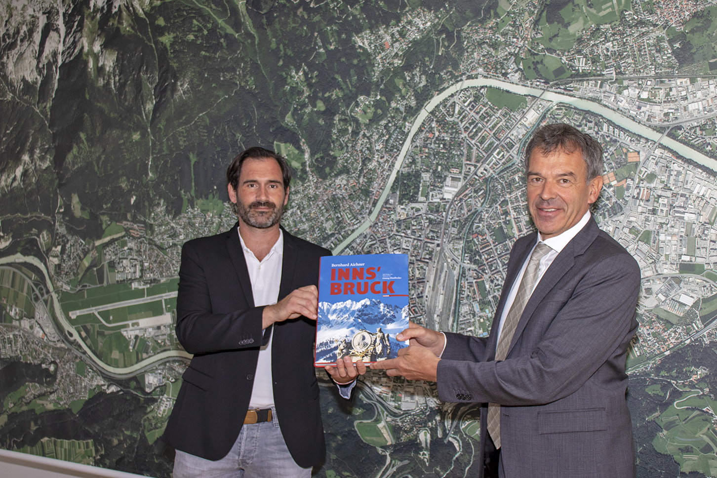 Nach dem Ausscheiden von Mag. Johannes Müller als Finanzdirektor der Stadt Innsbruck, hat der studierte Jurist und Tiroler Mag. Martin Rupprechter mit 1. Juli 2021 seine Agenden übernommen. Bürgermeister Georg Willi heißt den neuen Leiter der Magistratsabteilung IV Finanz-, Wirtschafts- und Beteiligungsverwaltung im Stadtmagistrat herzlich willkommen. Zuvor war Rupprechter langjährig im Bundesministerium für Finanzen beschäftigt. Als Dankeschön und Erinnerung an seine Zeit in der Landeshauptstadt, überreichte der Bürgermeister dem scheidenden Finanzdirektor Müller einen Bildband von Innsbruck des Fotografen Bernhard Aichner.