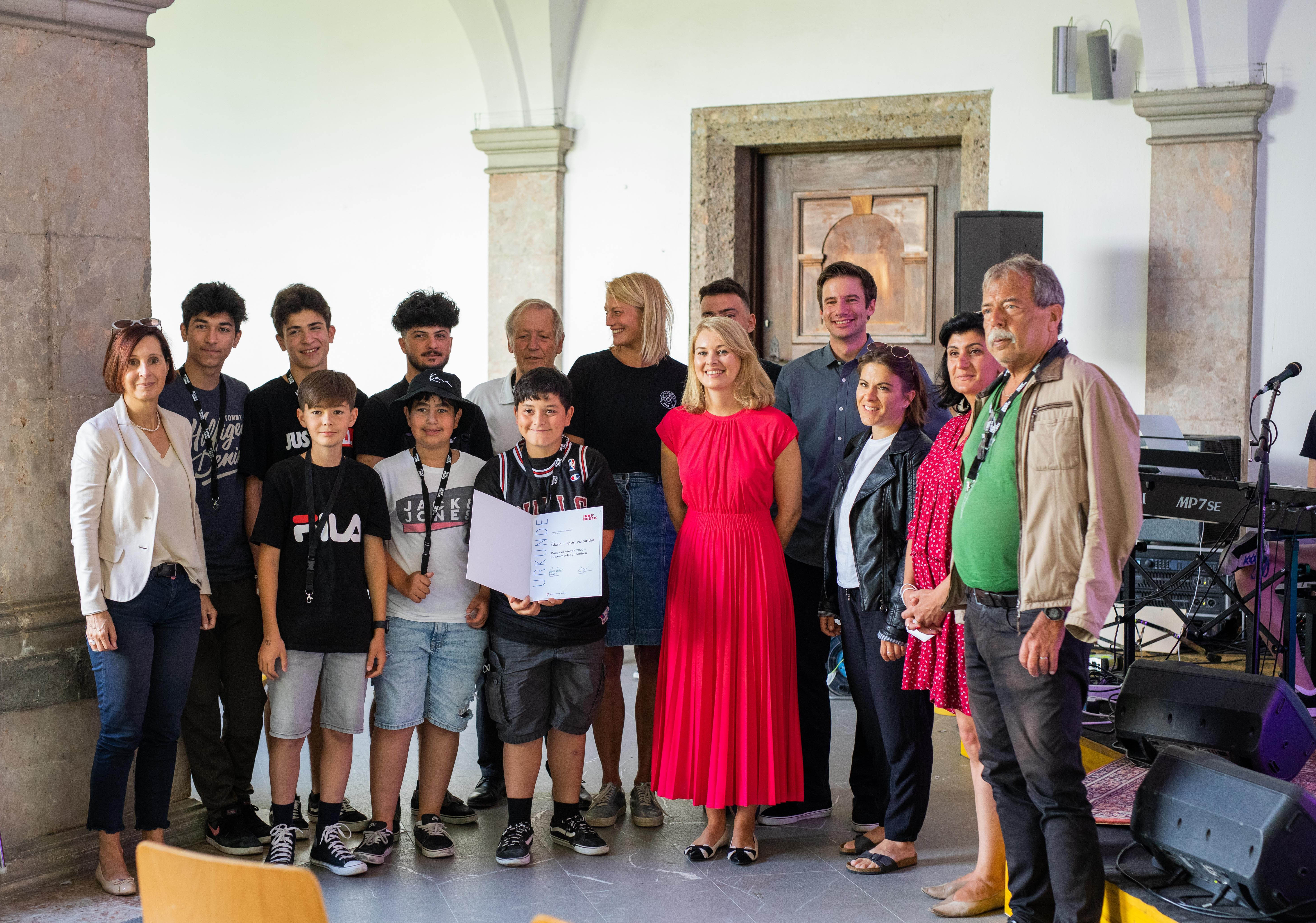 „Sport verbindet“ ist das Motto der Mitglieder des Skatevereins Skaid mit Obfrau Pia König (hinten Mitte), die den „Preis der Vielfalt 2020“ am 3. Juli entgegennahmen. Es gratulierten Landesrätin Gabriele Fischer (1. v.l.), Stadträtin Elisabeth Mayr (5. v.r.), Günther Mitterbauer (Sportunion Tirol, 5. v.l. hinten), Peter Mader (Skater und Filmemacher, 4. v.r.) und die GemeinderätInnen Julia Seidl, Zeliha Arslan und Gerhard Fritz (1. Reihe rechts).