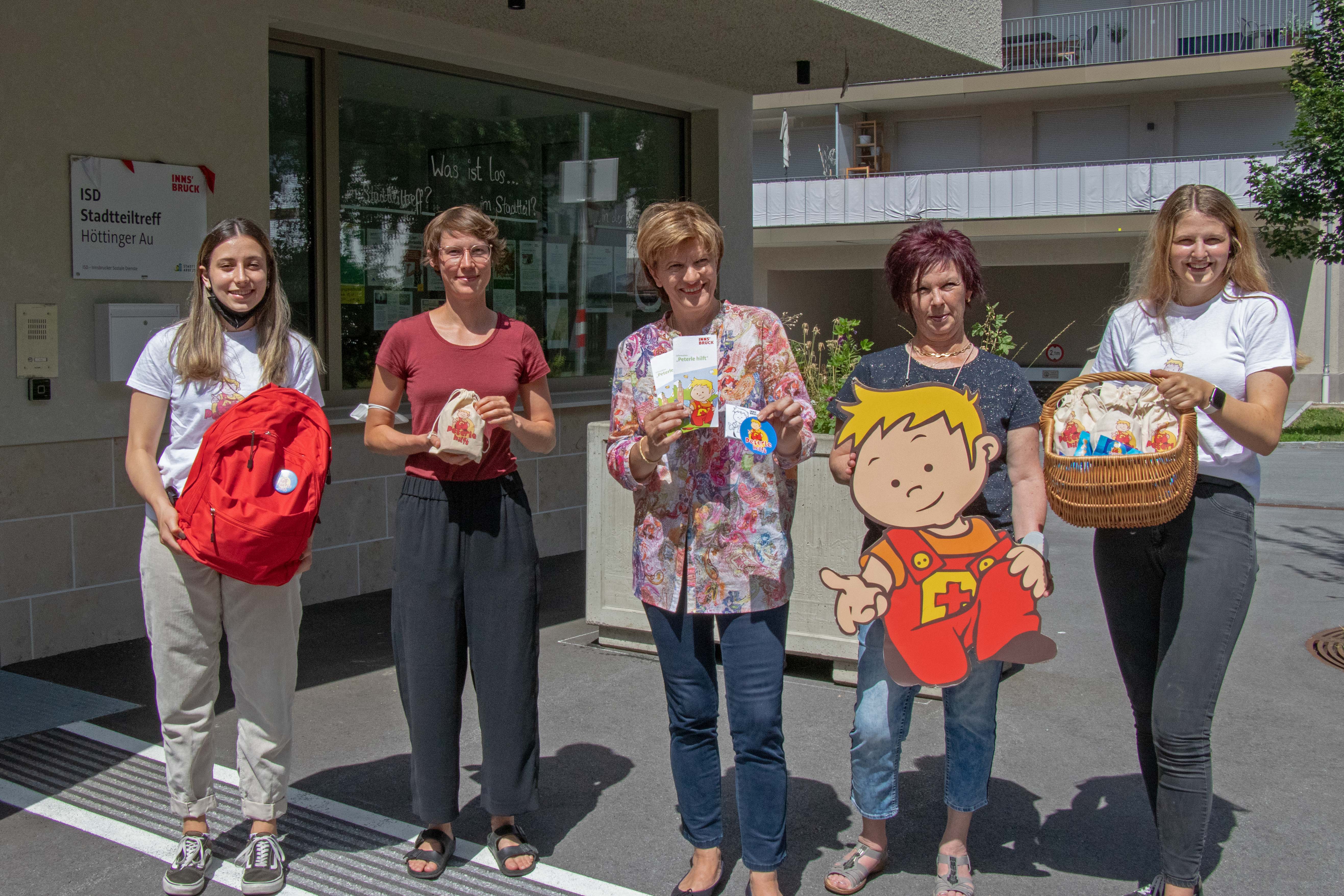 Familienstadträtin Christine Oppitz-Plörer (M.) freute sich mit Referatsleiterin (Frauen und Generationen) Uschi Klee (2.v.r.) und Lilian Winter vom Stadtteiltreff Höttinger Au (2.v.l) über die neue Partnerschaft. Melanie (l.) und Daniela (r.) vom "Peterle hilft"-Team überbrachten ein kleines Dankeschön.