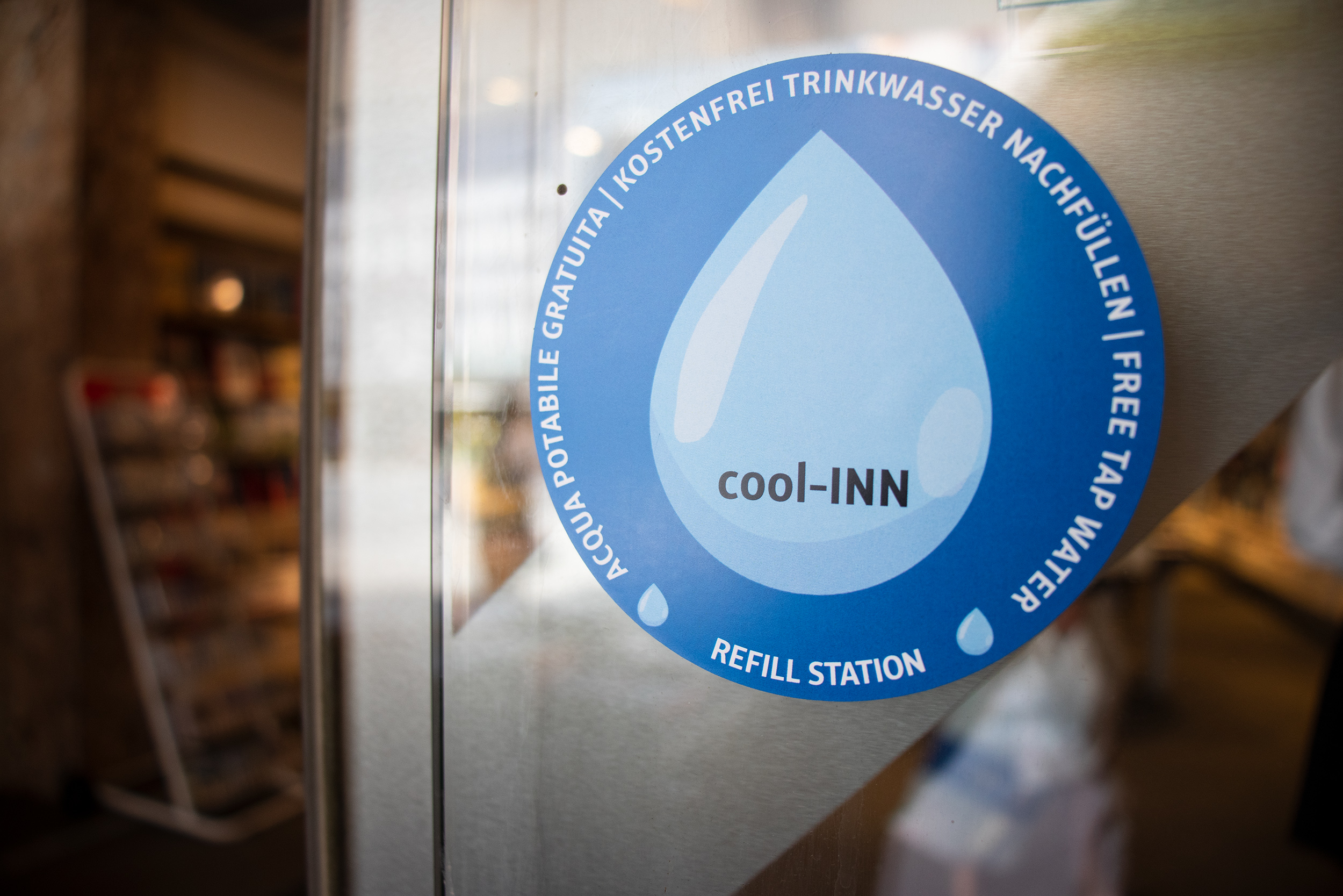 Wo man dieses Pickerl sieht, kann man ab sofort seine Wasserflasche auffüllen.