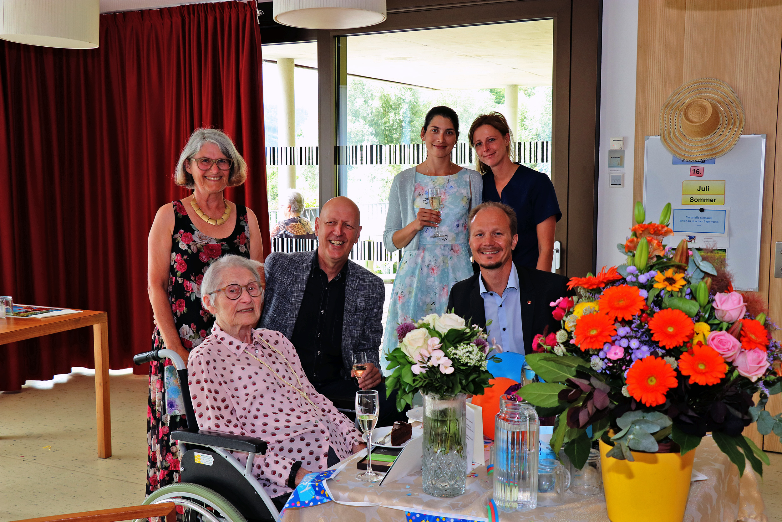 Vizebürgermeister Johannes Anzengruber (r.) gratulierte Albine Niggemann (l. sitzend) im Wohnheim Lohbach im Kreise ihrer Familie zum Geburtstag.