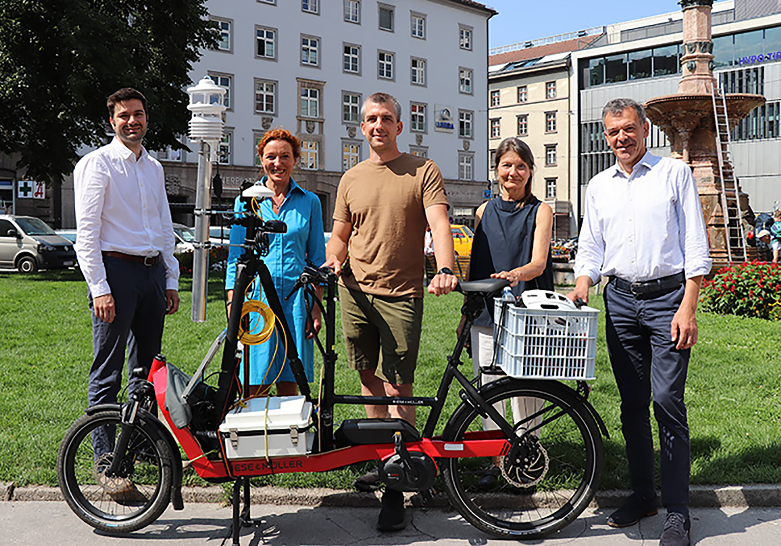 Präsentierten das Lastenrad, das aktuell für die Stadtklima-Analyse im Einsatz ist: Roman Strieder (Amt für Stadtplanung, Stadtentwicklung und Integration), Christine Schermer (Amt für Verkehrsplanung, Umwelt), Sebastian Kupski (Institut für Klima- und Energiekonzepte INKEK), Stadträtin Uschi Schwarzl und Bürgermeister Georg Willi (v.l.n.r.)
