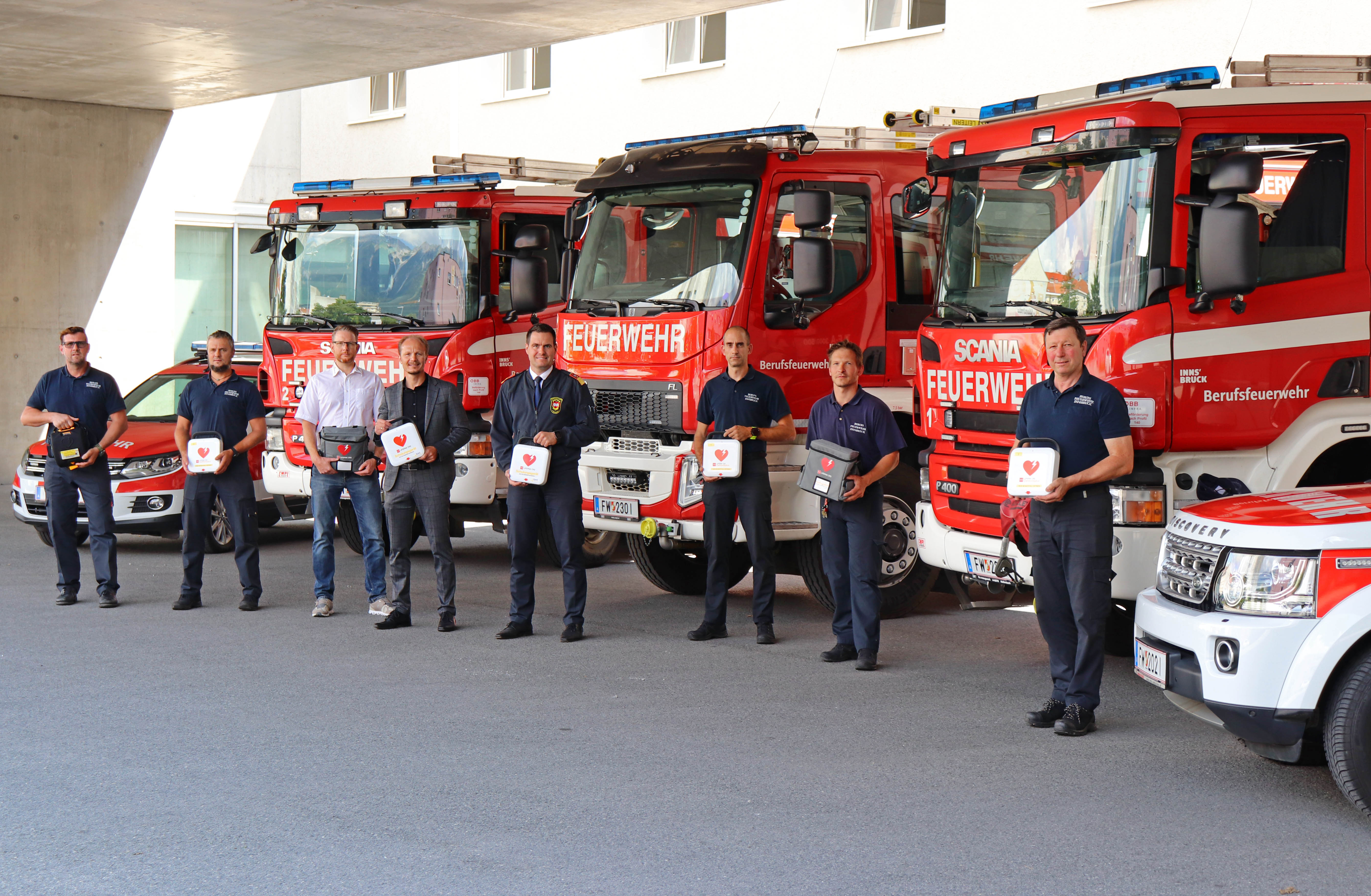 Freuen sich über die zusätzliche lebensrettende Ausstattung der Einsatzfahrzeuge (v.l.n.r.): Hauptbrandmeister Martin Walch, Brandmeister Markus Klaus, Leiter des Ausbildungszentrums Rotes Kreuz Matthias Stark, Vizebürgermeister Johannes Anzengruber, Branddirektor Helmut Hager, Oberbrandmeister Martin Tiefnig, Brandmeister Florian Degasper, Oberbrandmeister Gerhard Pernlochner