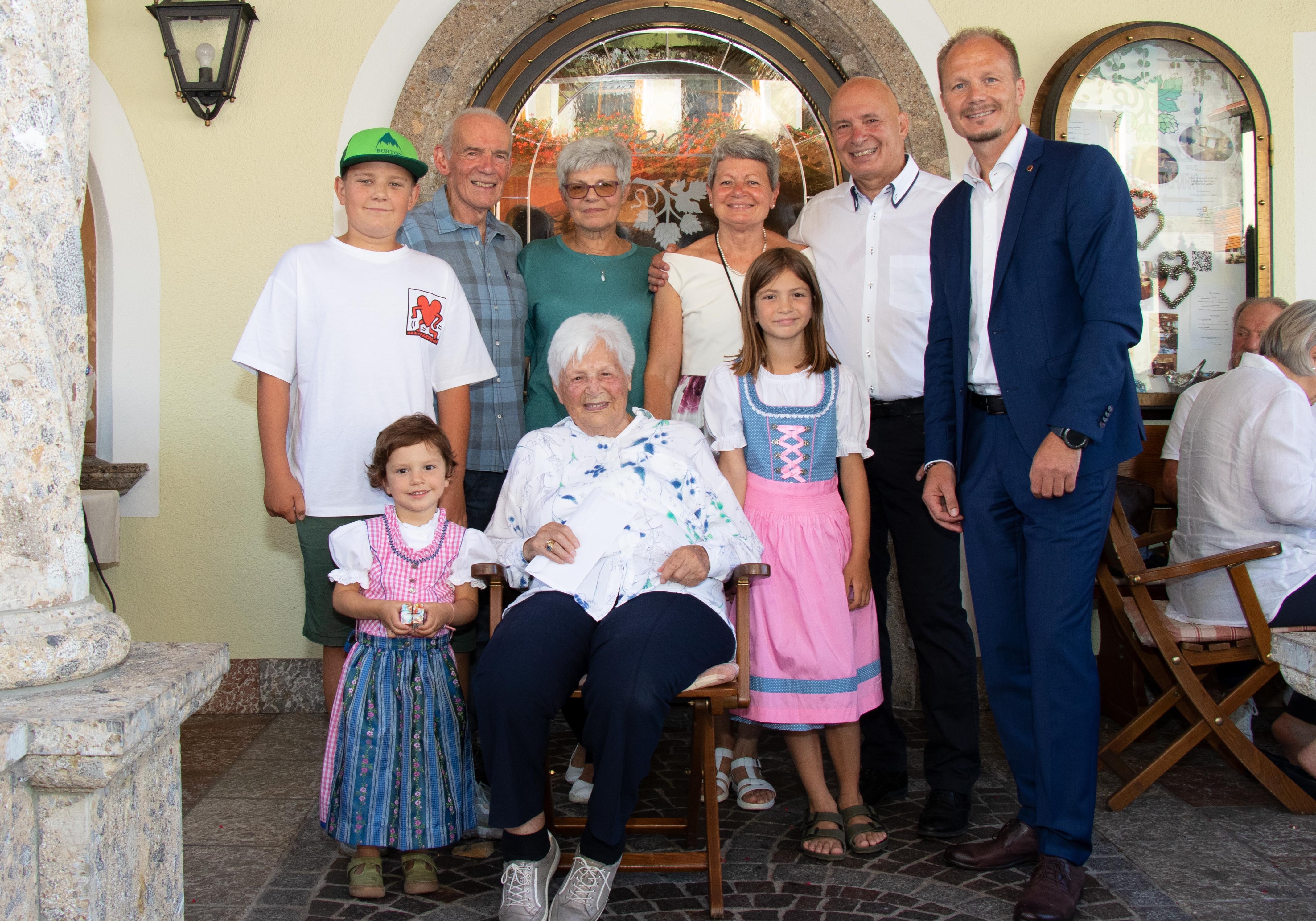 Im Kreise ihrer Familie feierte Maria-Rosa Hille ihren 100. Geburtstag, zu dem auch Vizebürgermeister Johannes Anzengruber herzlich gratulierte.