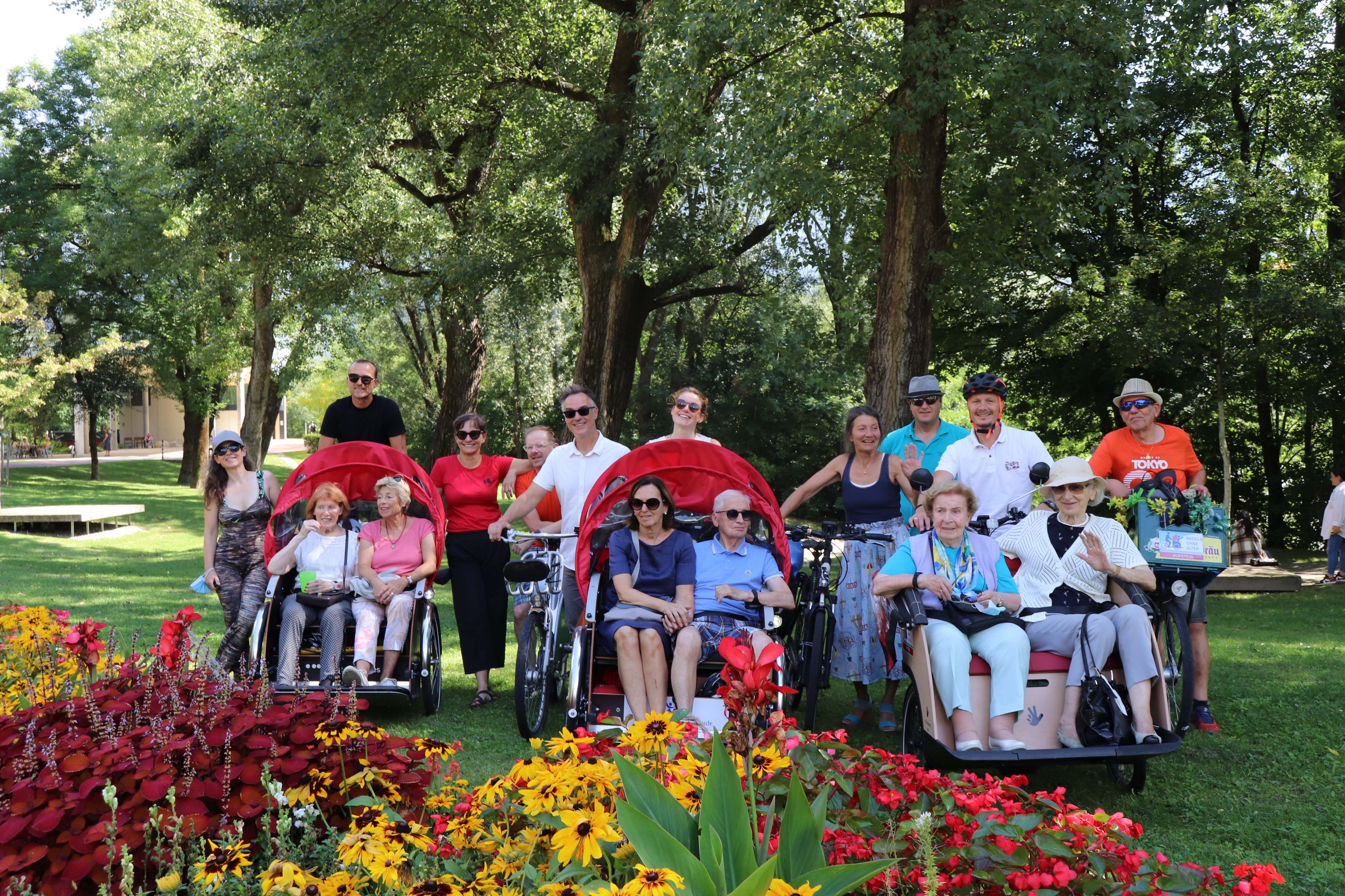Vizebürgermeister Johannes Anzengruber (2. v. r.), Gerhard Moser („Radeln ohne Alter“ Wattens; 3. v. r.), Stadträtin Uschi Schwarzl (4. v. r.), Ole Kassow (Gründer von „Radeln ohne Alter“; 6. v. r.) und Elke Fitz („Radeln ohne Alter“ Österreich; 3. v. l.) genossen den E-Rikscha-Ausflug mit den BewohnerInnen der Wohn- und Pflegeheime der ISD.