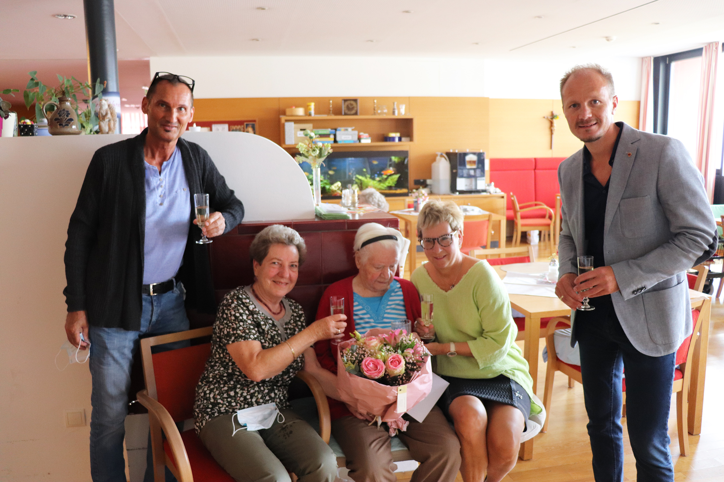 Gemeinsam mit ihren beiden Töchtern, dem Pflegedienstleiter des Alten- und Pflegeheims St. Vinzenz Helmuth Pichler und Vizebürgermeister Johannes Anzengruber (r.) feierte Elfriede Herzer ihren 100. Geburtstag.