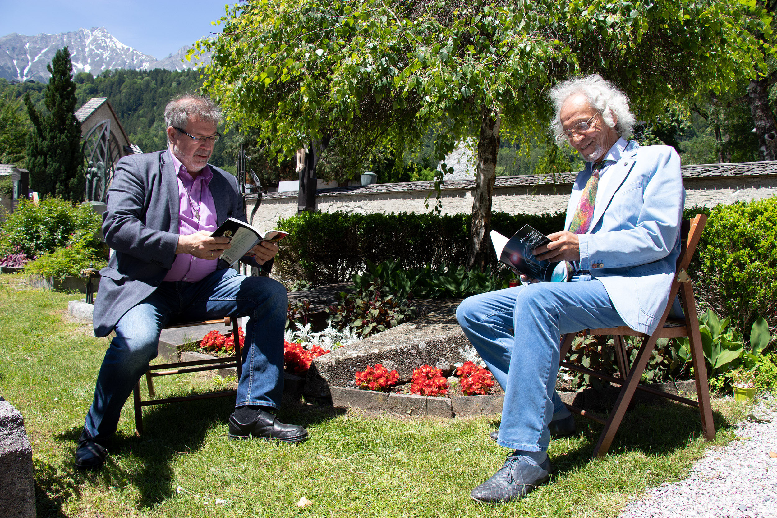 Alexander Legniti und Paul Fülop freuen sich auf literarische Momente bei der Friedhofslesung.