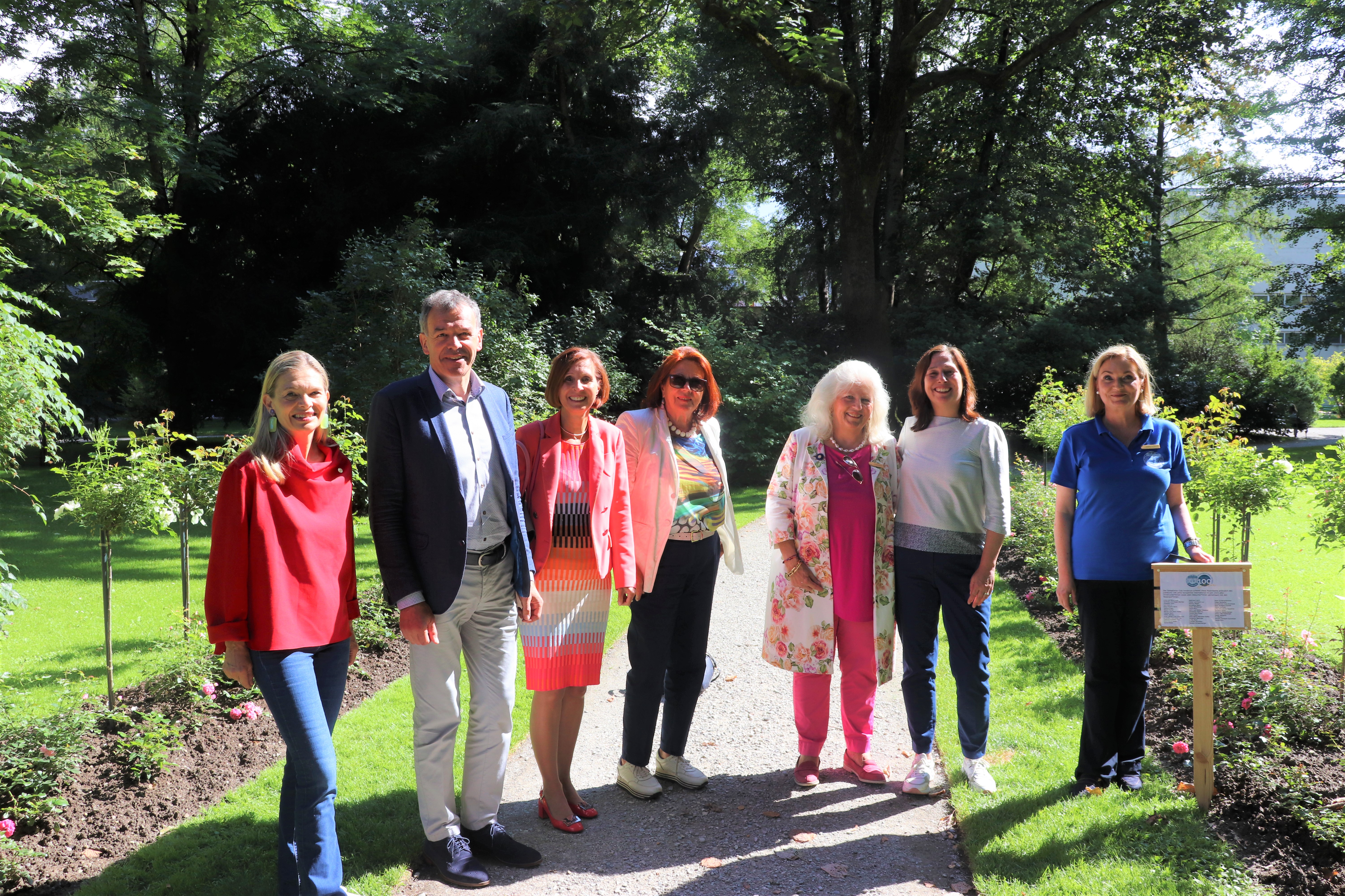 Mitte August wurde das 100-jährige Jubiläum der Organisation Soroptimist International (SI) Austria gefeiert. Die Organisation engagiert sich gesellschaftspolitisch für die Besserstellung von Mädchen und Frauen. Beim Geburtstagsfest im Hofgarten spendete der Soroptimist Club Innsbruck unter dem Motto „100 Rosen für 100 Jahre Soroptimist“, den BürgerInnen der Stadt Innsbruck zwei Rosenbeete. Bürgermeister Georg Willi (2. v.r.) begrüßte alle Beteiligten zum Geburtstagsfest im Hofgarten Innsbruck und gratulierte gemeinsam mit Landesrätin Gabriele Fischer (3. v.l.) der Organisation – vertreten durch Eliette Thurn (Präsidentin der SI Österreich, 1.v.l.) - sowie Elisabeth De Felip-Jaud (Präsidentin SI Innsbruck, 1. v.r.) zum Jubiläum.