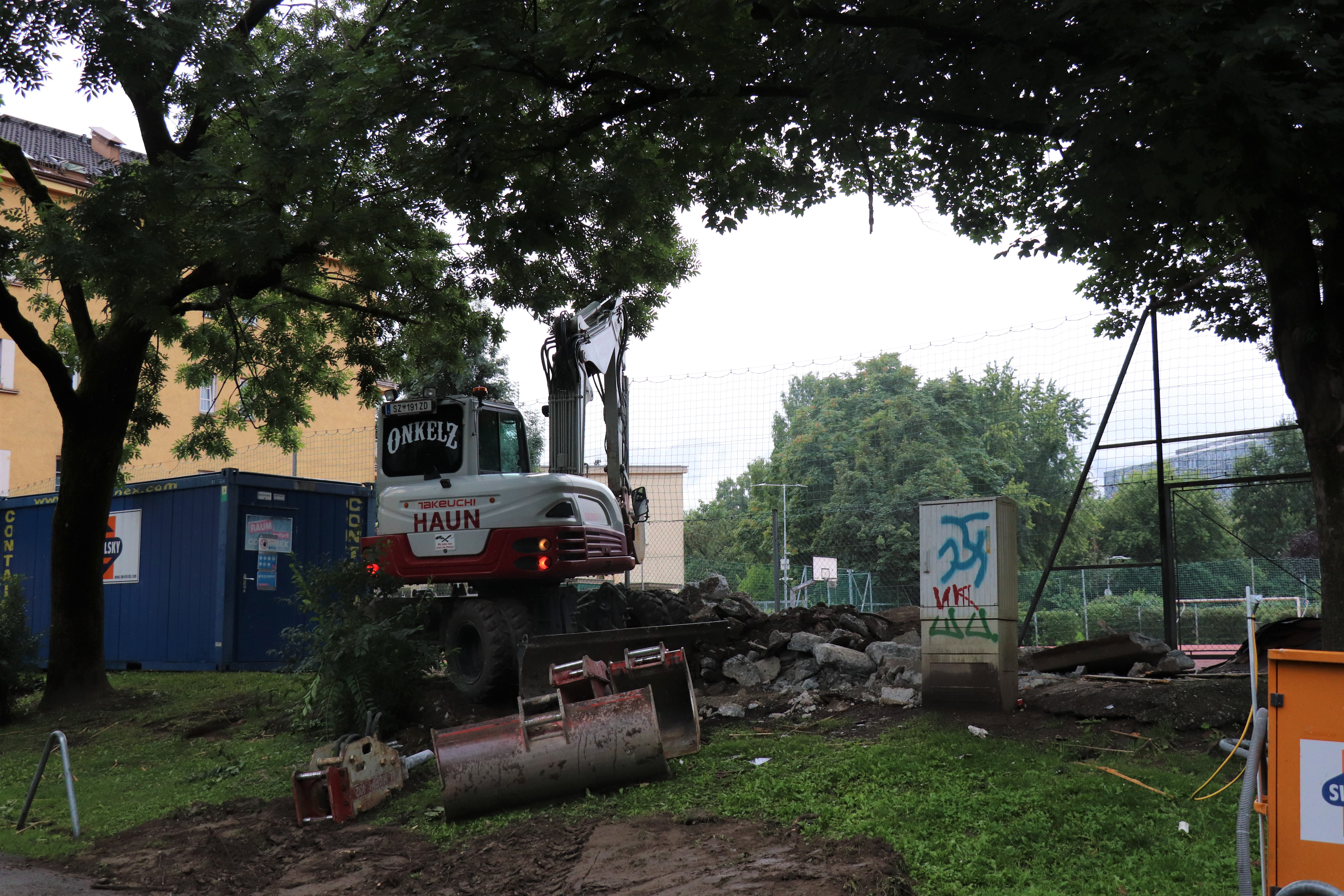 Mit dem Abbruch des bestehenden Sportplatzes samt Zaun wurde bereits begonnen.
