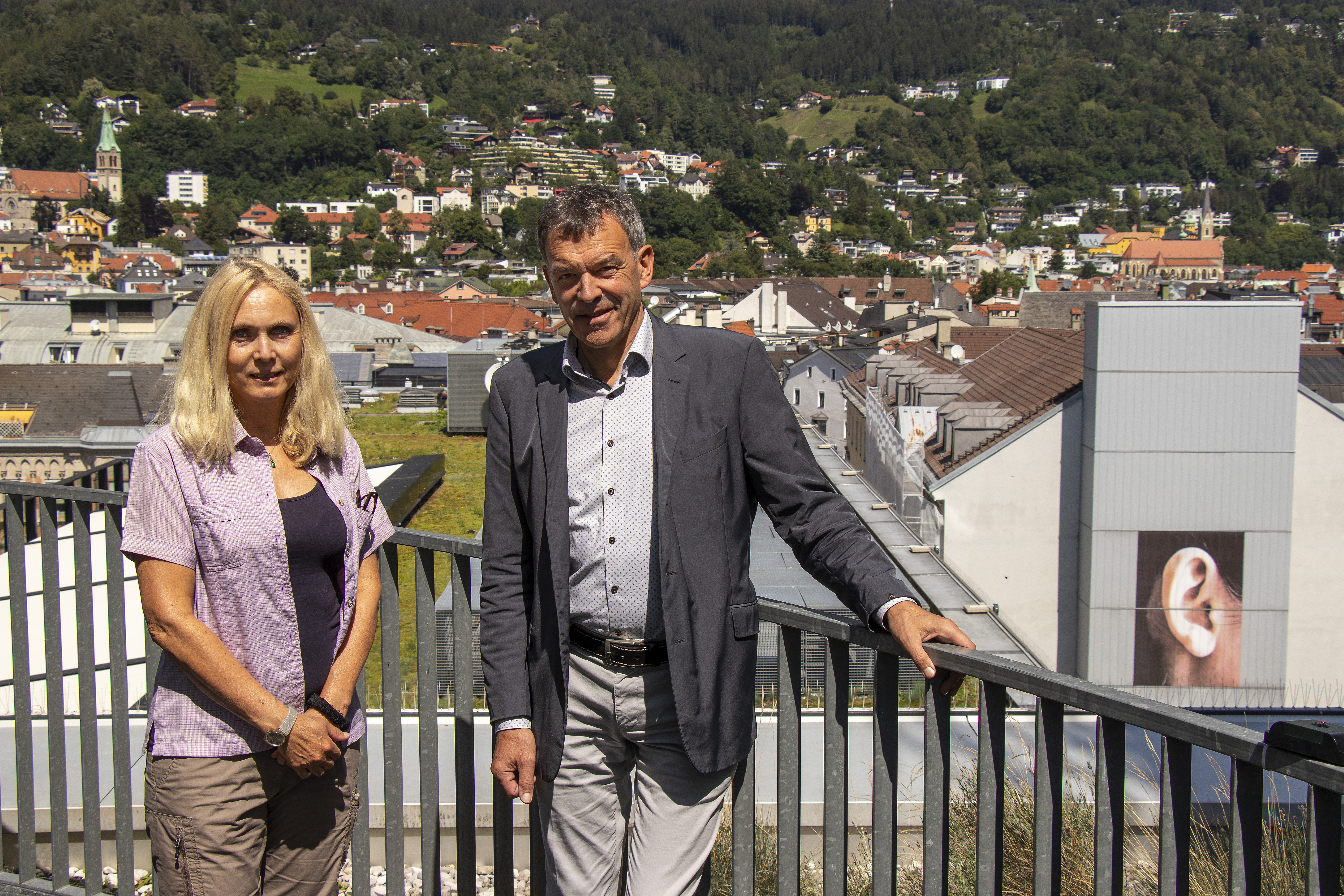 Elisabeth Meze, Leiterin der Geschäftsstelle Bürgerinnen- und Bürgerbeteiligung, und Bürgermeister Georg Willi setzen voll auf die Beteiligung - und damit auf das „Ohr bei den BürgerInnen".