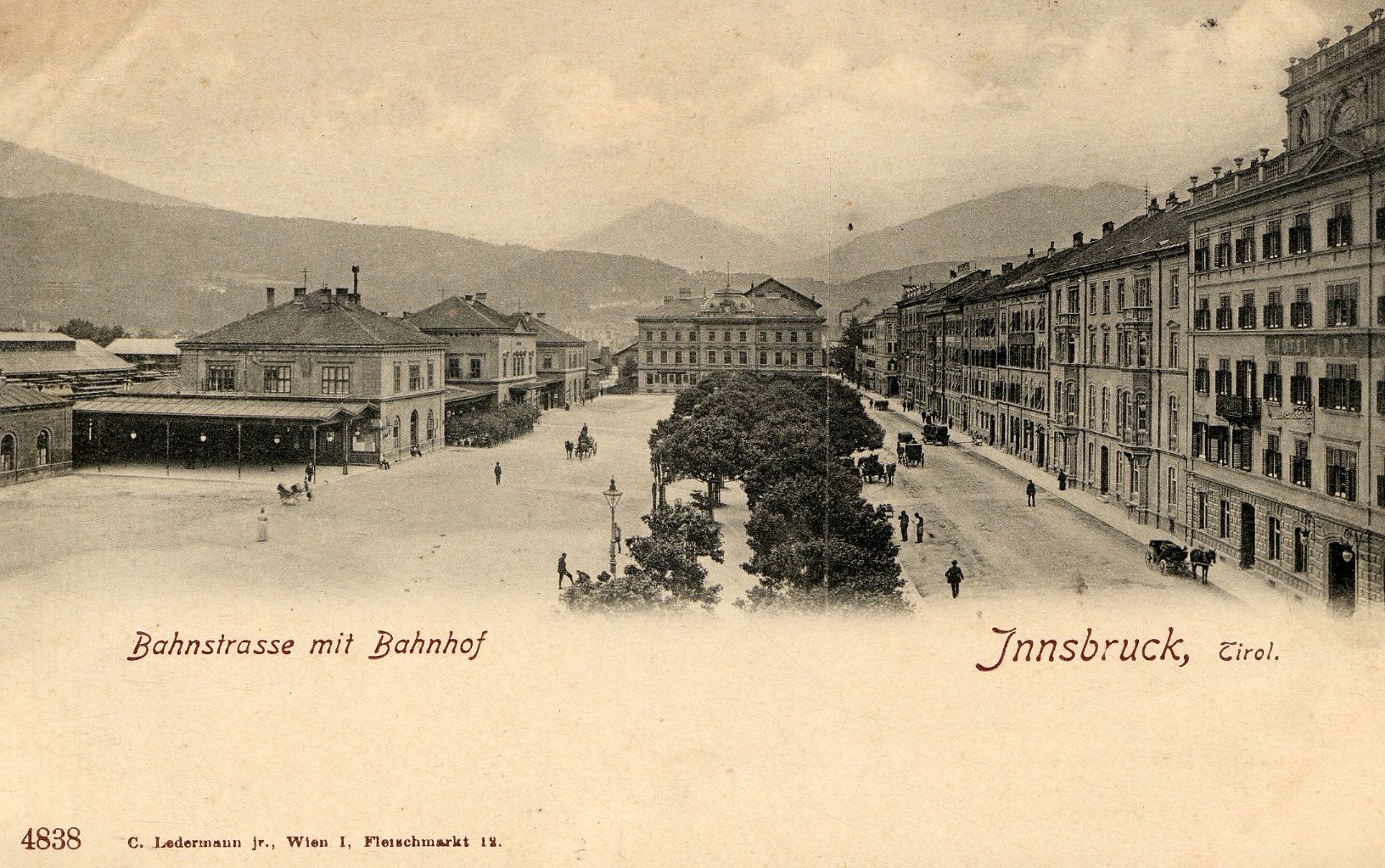Der Bahnhofsplatz, 1923 in Südtiroler Platz umbenannt, gegen Süden (Postkarte, vor 1900)