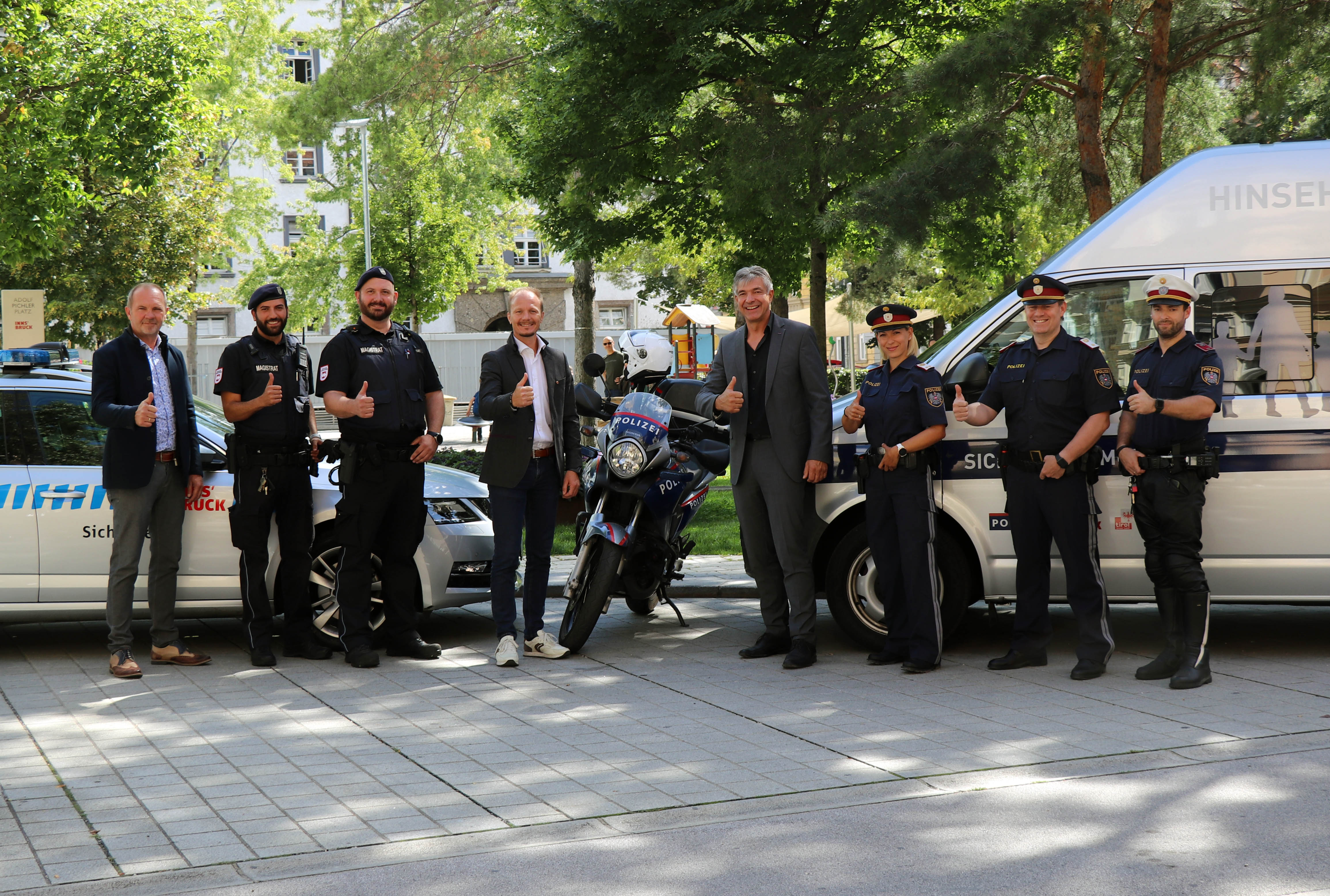 MÜG und Polizei informieren im Rahmen der Veranstaltungsreihe Gemeinsam.Sicher gemeinsam. Am Bild: Thomas Koland (Referatsleiter Öffentliche Ordnung, l.), Vizebürgermeister Johannes Anzengruber (4. v. l.), Obstlt Christoph Kirchmair (Leiter Kiminalreferat) gemeinsam mit VertreterInnen von MÜG und Polizei.