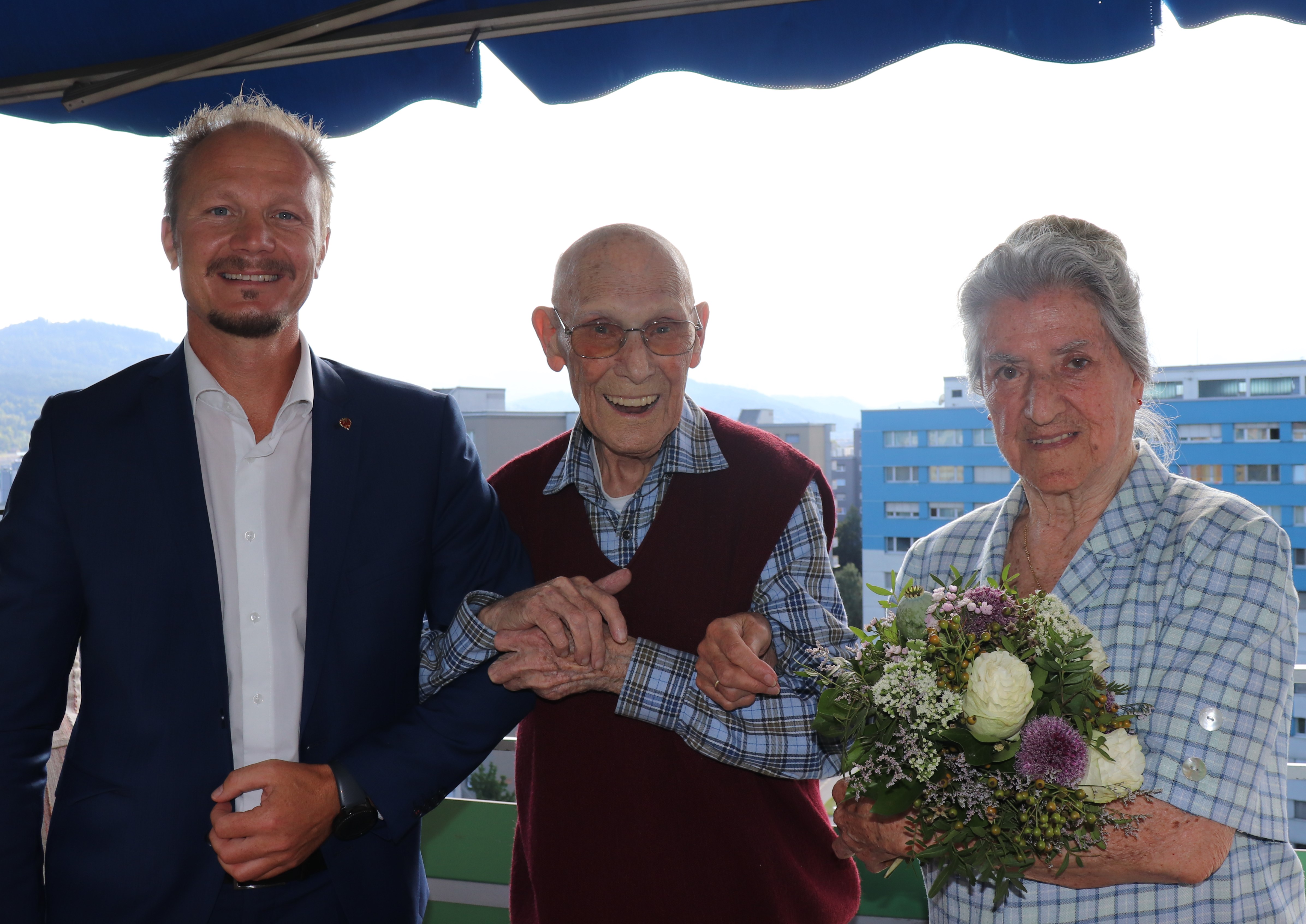 Seit 70 Jahren sind Jolanda und Wilhelm Cech verheiratet. Vizebürgermeister Anzengruber gratulierte herzlich und überreichte Blumen.