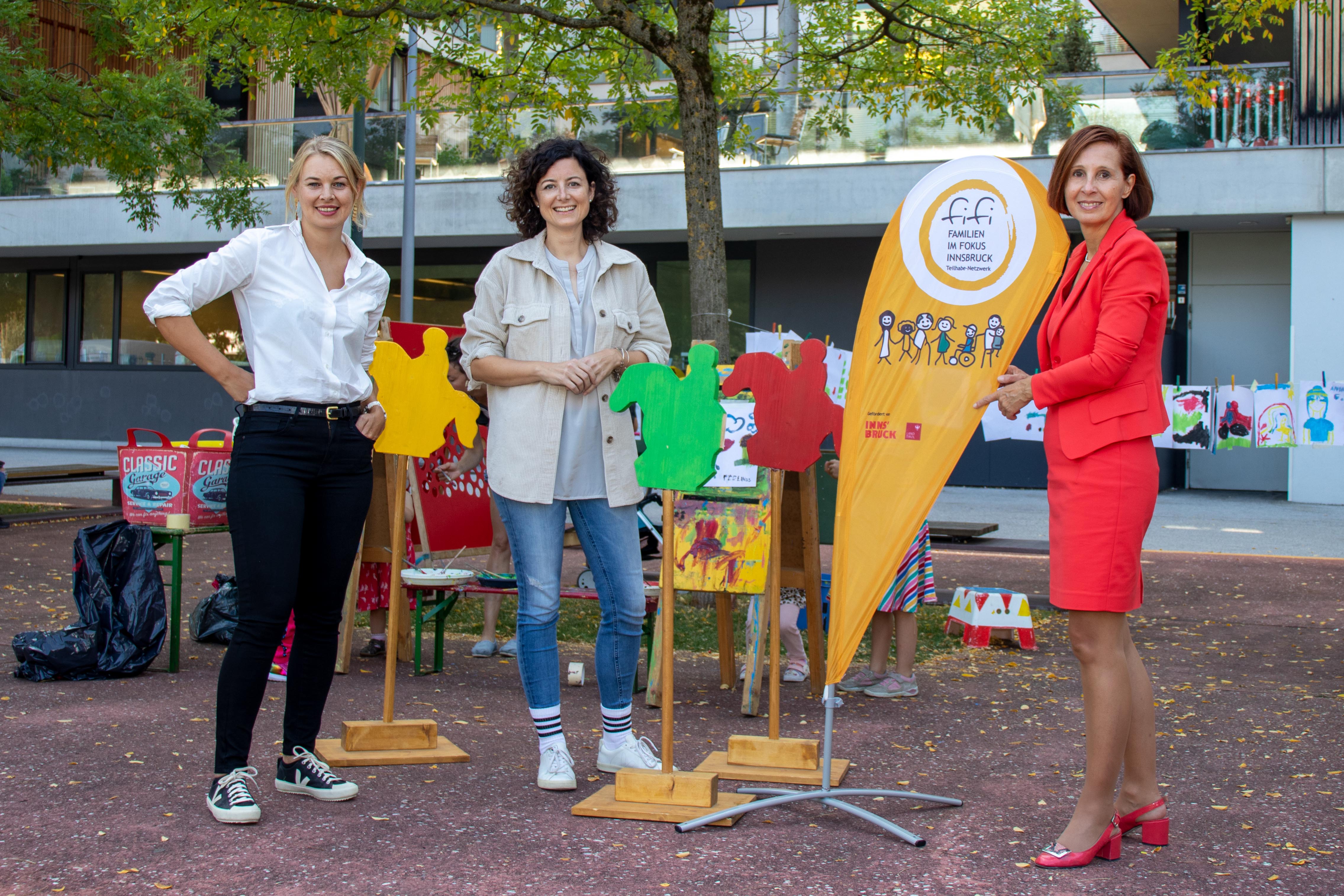 Stadträtin Elisabeth Mayr, Julia Schratz (Geschäftsführerin DOWAS) und Landesrätin Gabriele Fischer (v.l.n.r.) machten sich am Spielplatz Tivoli ein Bild von der mobilen Familienberatung und freuen sich über den großen Erfolg.