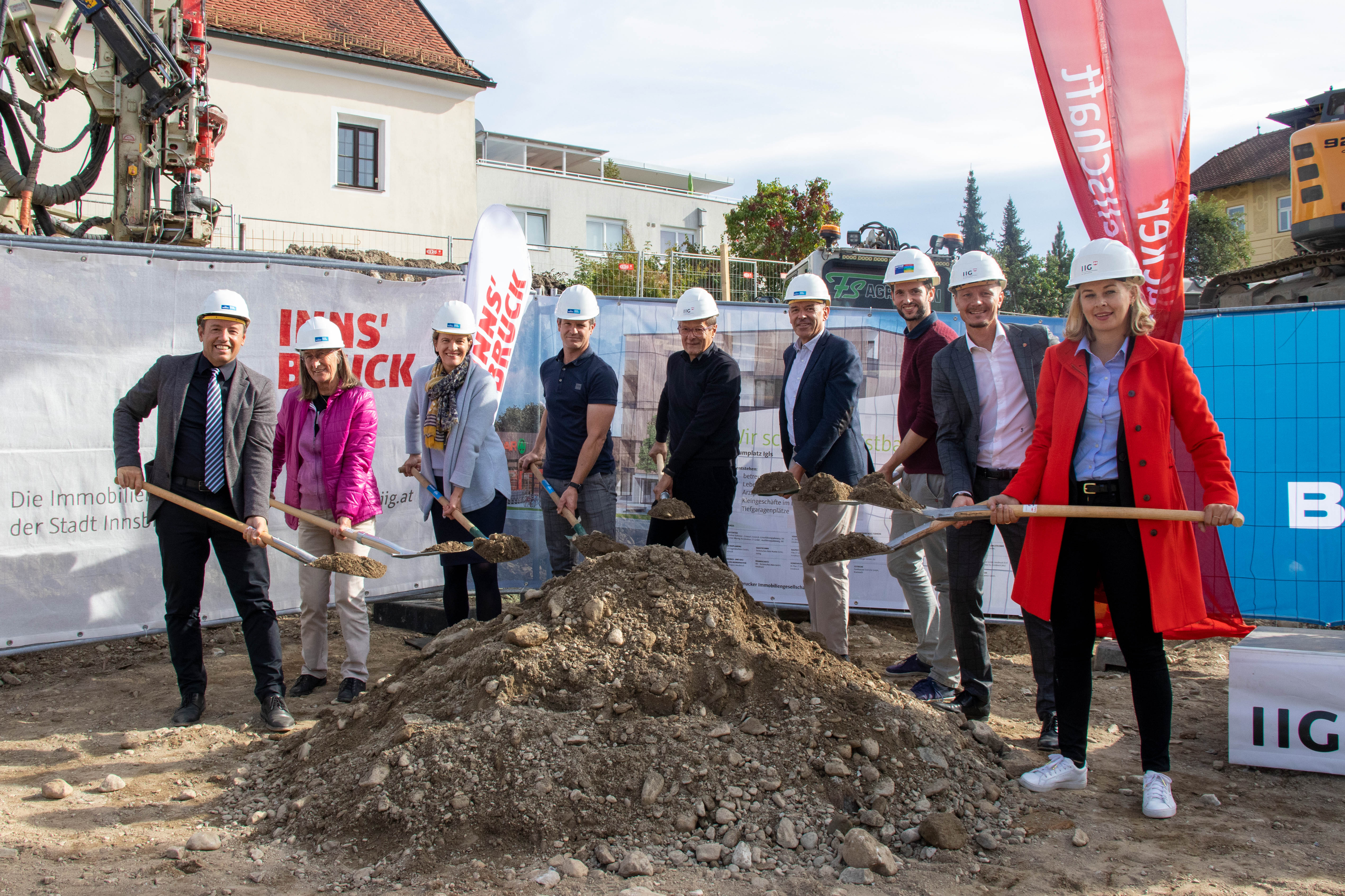 BU: Freuen sich über den Baustart (v.l.n.r.): Franz Danler (IIG-Geschäftsführer), Maria Zimak (Unterausschuss Igls), Stadträtin Christine Oppitz-Plörer, Elmar Leitner (Bodner Bau), Architekt Thomas Schnizer, Bürgermeister Georg Willi, Philipp Huter (Huter & Söhne), Vizebürgermeister Johannes Anzengruber und Stadträtin Elisabeth Mayr