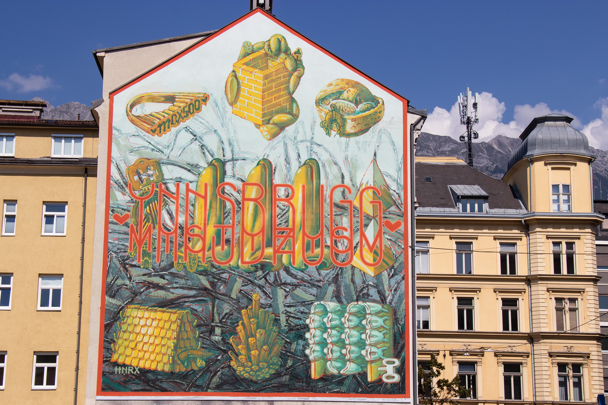 Neben Graffiti auf städtischen Freiflächen finden sich auch Auftragsarbeiten. Das Wandbild in der Maximilianstraße 9 (siehe Bild) stammt vom international bekannten, Innsbrucker Künstler HNRX.