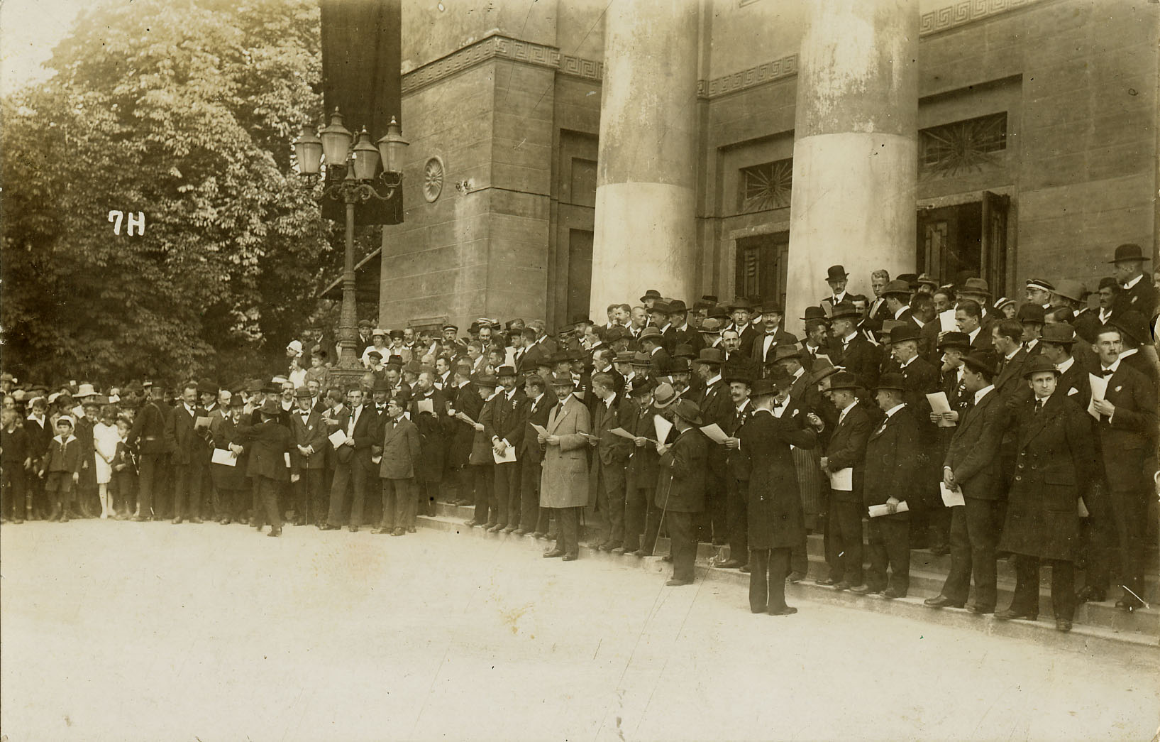 Zur Erinnerung an die Trauerkundgebung anlässlich der Annexion Südtirols. Innsbruck, den 9.10.1920. Die Männer halten jeweils ein weißes Papier in den Händen, vermutlich eine Protestnote.