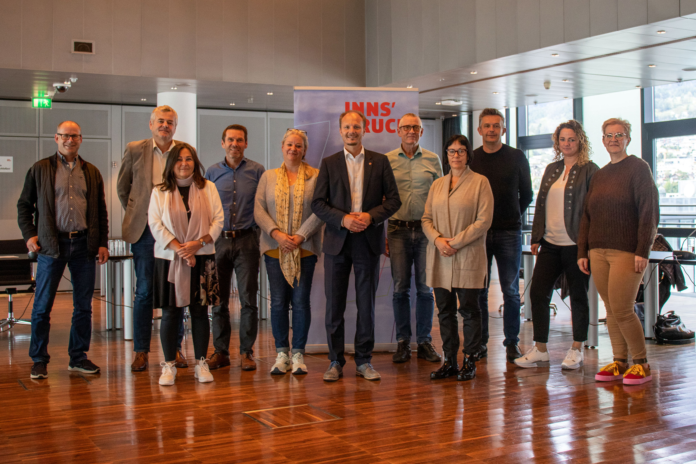 Die VertreterInnen der stationären Pflegeeinrichtungen in Innsbruck kamen gestern zu einem Runden Tisch zusammen. Vizebürgermeister Johannes Anzengruber (M.) freute sich über einen konstruktiven Austausch.