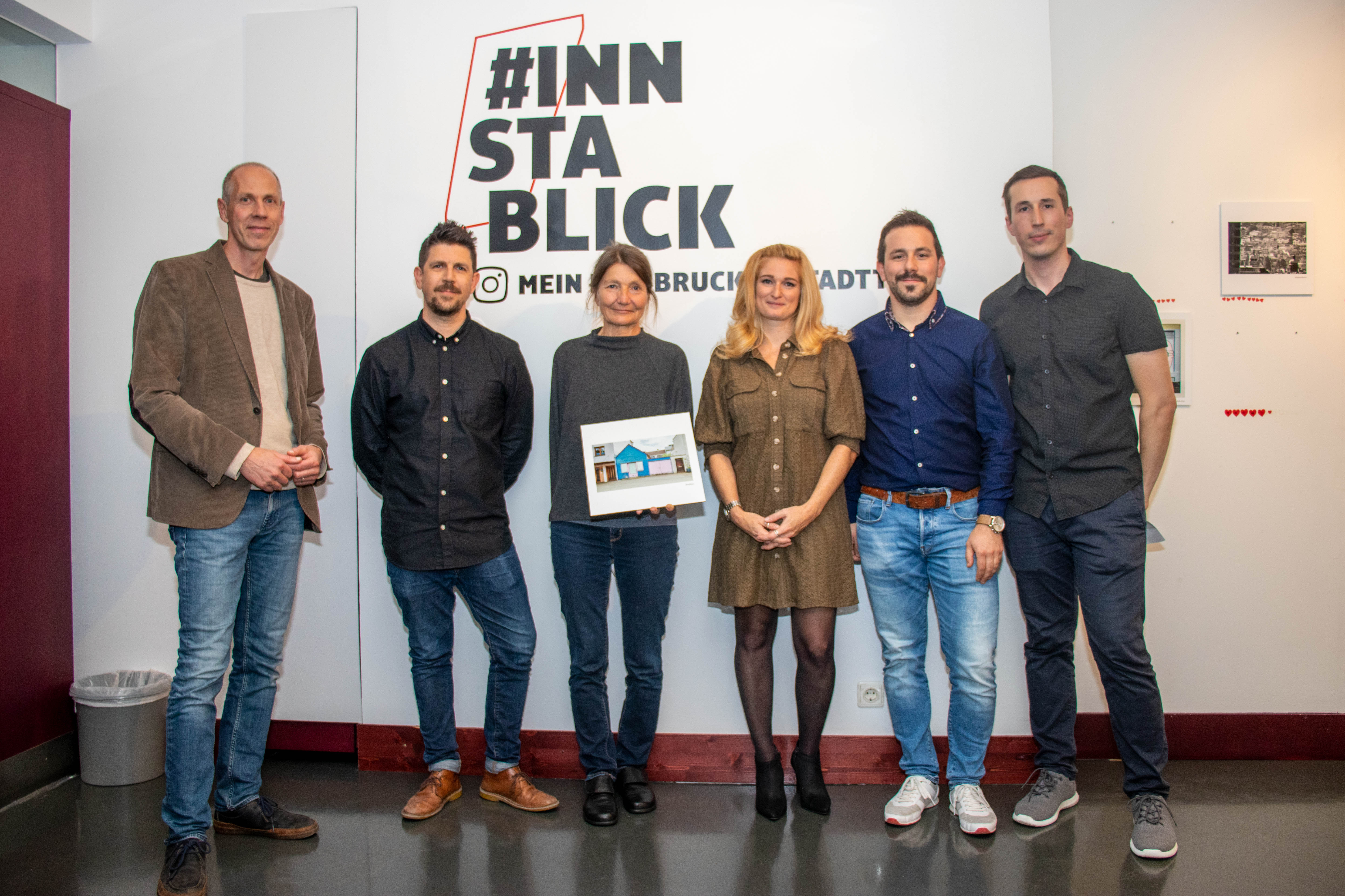 Freuten sich über die kreativen Stadtteil-Perspektiven: Kulturstadträtin Uschi Schwarzl mit dem Siegerbild von Alfred Kovacs, Bernhard Vettorazzi (Innsbruck Marketing), Nicolas Lawton (Kommunikation und Medien Stadt Innsbruck), Sabine Nairz, Bernd Eckl (beide Foto Lamprechter) und Tobias Rettenbacher (Stadtarchiv/Stadtmuseum Innsbruck; v.l.)