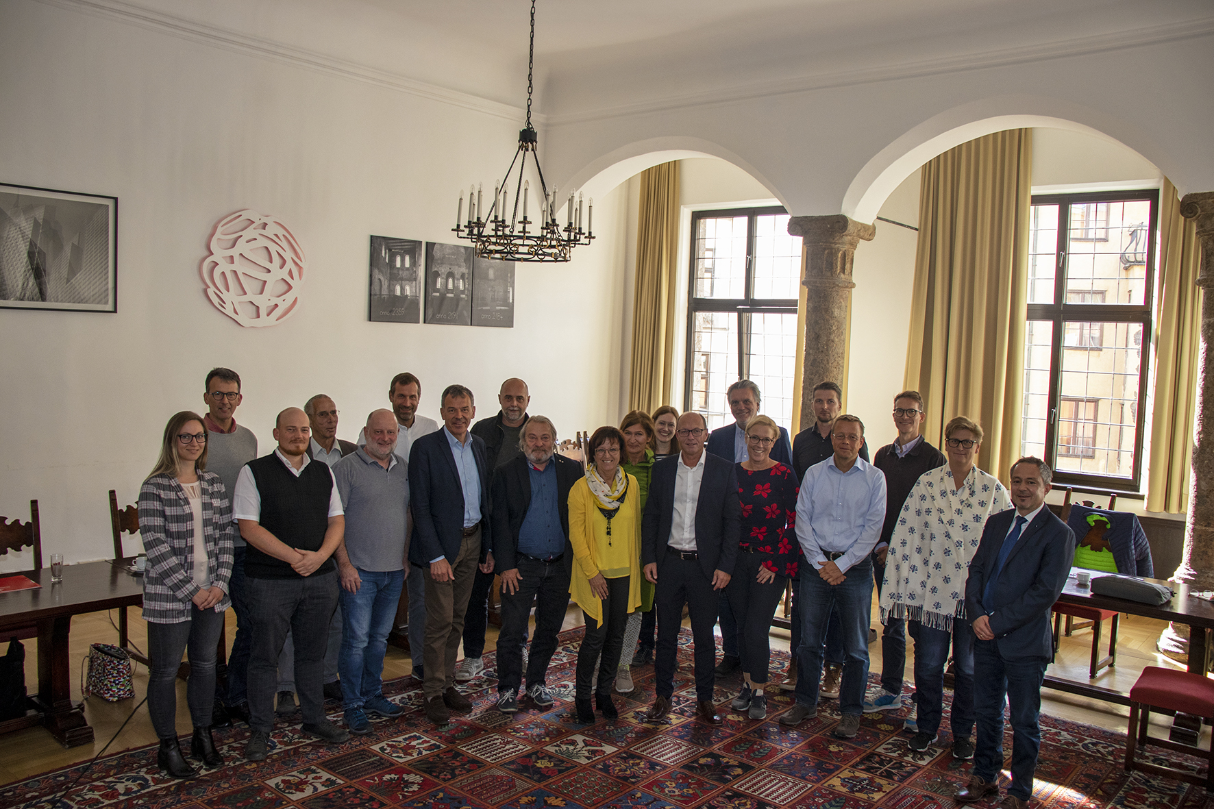 Am 11. und 12. Oktober tagt der Fachausschuss für „Marktamtsangelegenheiten“ des Österreichischen Städtebundes in der Tiroler Landeshauptstadt. Bürgermeister Georg Willi begrüßte die Ausschuss-Vorsitzende Gabriele Bertl sowie die weiteren Mitglieder aus ganz Österreich im Historischen Bürgersaal in der Innsbrucker Altstadt.