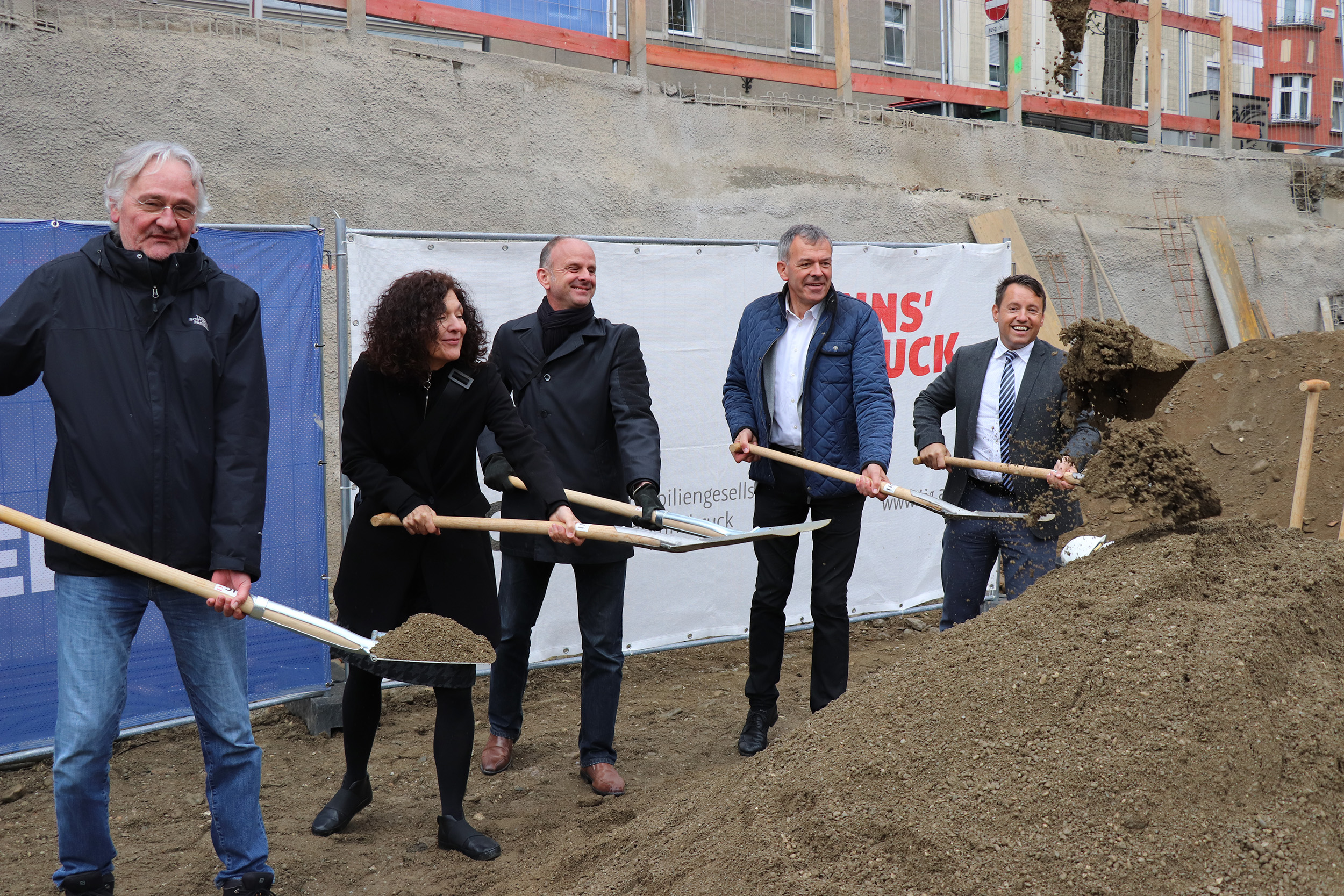 Auf die Plätze, fertig, Spatenstich (v.l.): Wolfgang Kritzinger und Eva Brenner (brenner kritzinger architekten), Projektleiter Martin Franzmaier (IIG),Bürgermeister Georg Willi und IIG-Geschäftsführer Franz Danler geben den Bau Kranewitterstraße 1 frei.