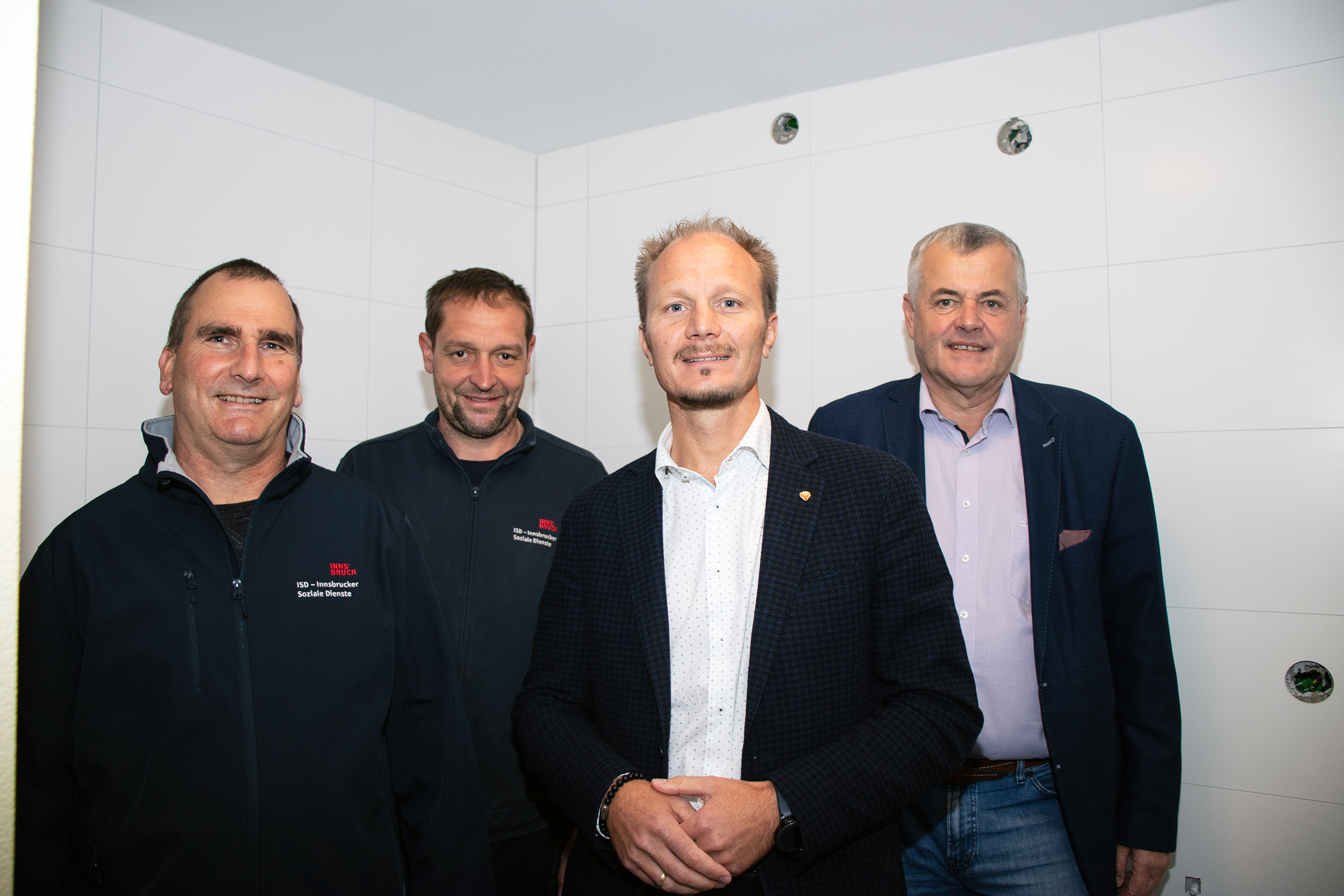 Raimund Sölder, Leiter der ISD-Pflegestation, Haustechniker Markus Schacher, Vizebürgermeister Johannes Anzengruber und ISD-Geschäftsführer Hubert Innerebner (v.l.n.r.) präsentierten die frisch sanierten Sanitärbereiche der Pflegestation.