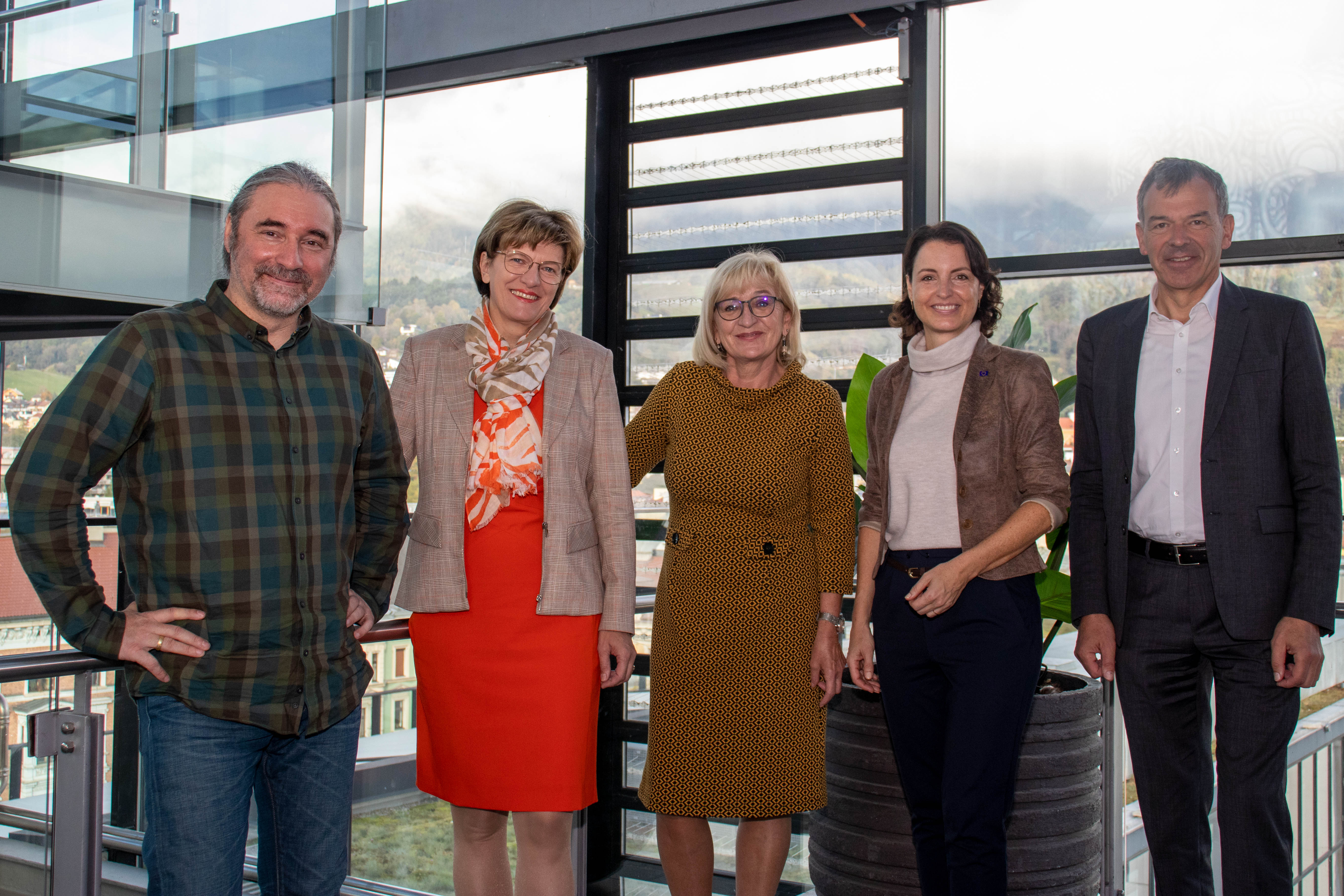 Landesrätin Beate Palfrader (M.), Bürgermeister Georg Willi (r.) und Stadträtin Christine Oppitz-Plörer (2.v.l.) luden gemeinsam mit Nana Walzer und Tommy Krappweis (PreisträgerInneninitiative) zum Auftakt der zweitägigen Veranstaltungsreihe rund um den Kaiser-Maximilian-Preis zum Pressegespräch.