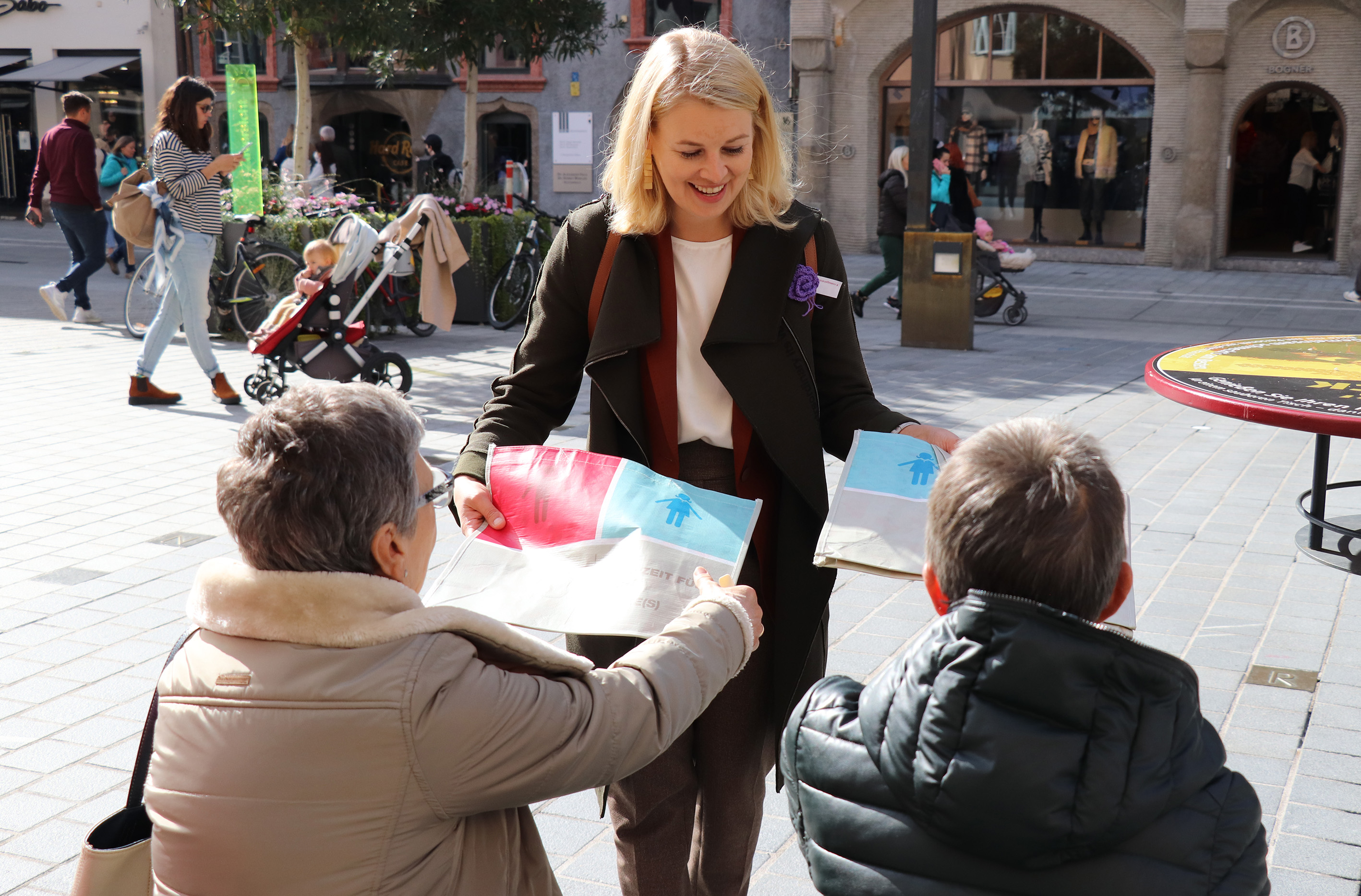 Frauenstadträtin Elisabeth Mayr informierte Interessierte zum Thema Equal Pay Day und überreichte Taschen.