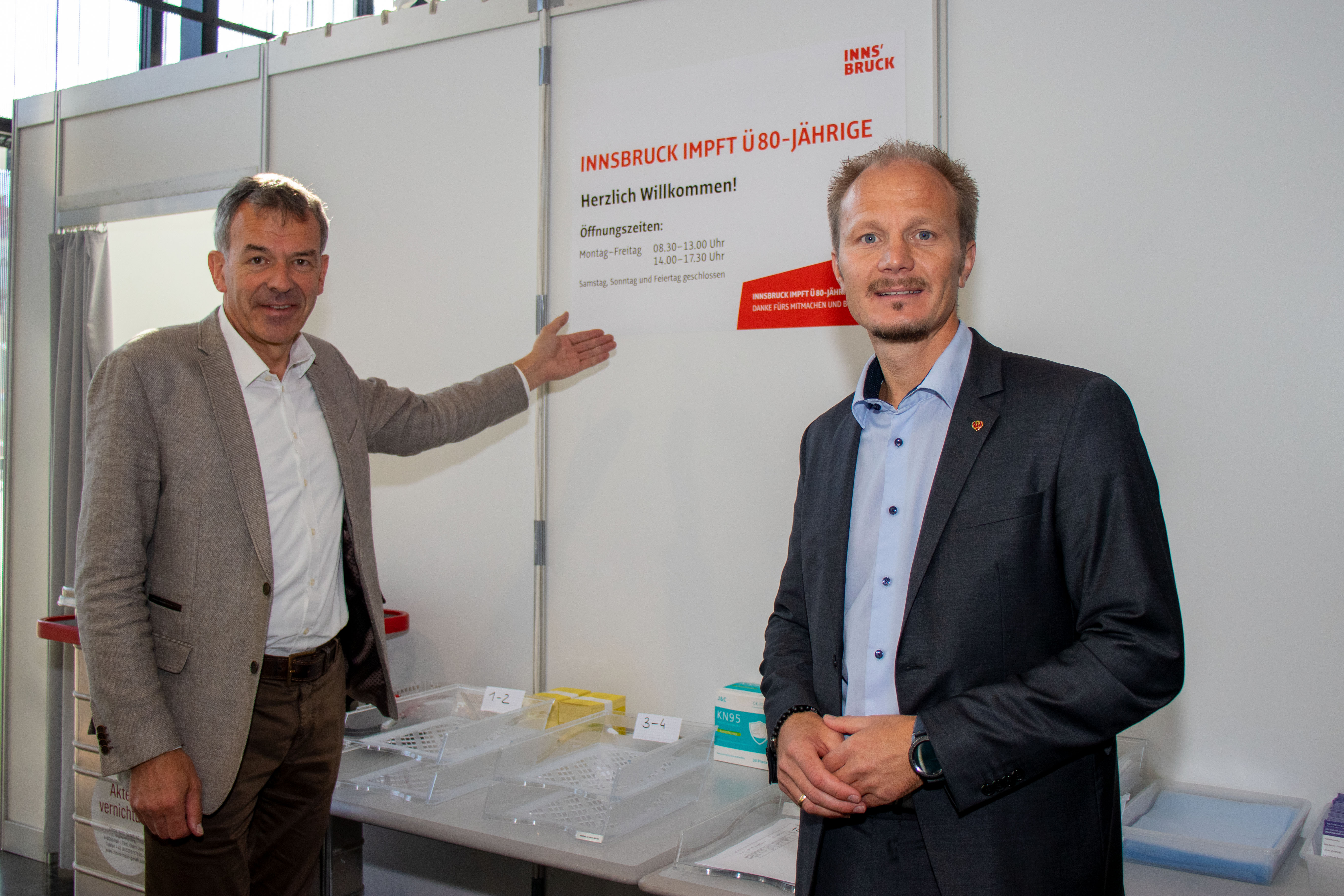 Bürgermeister Georg Willi (l.) und Vizebürgermeister Johannes Anzengruber freuen sich, mit den Drittimpfungen bei den Ü-80-Jährigen am bewährten Standort in der Messe Innsbruck starten zu können.