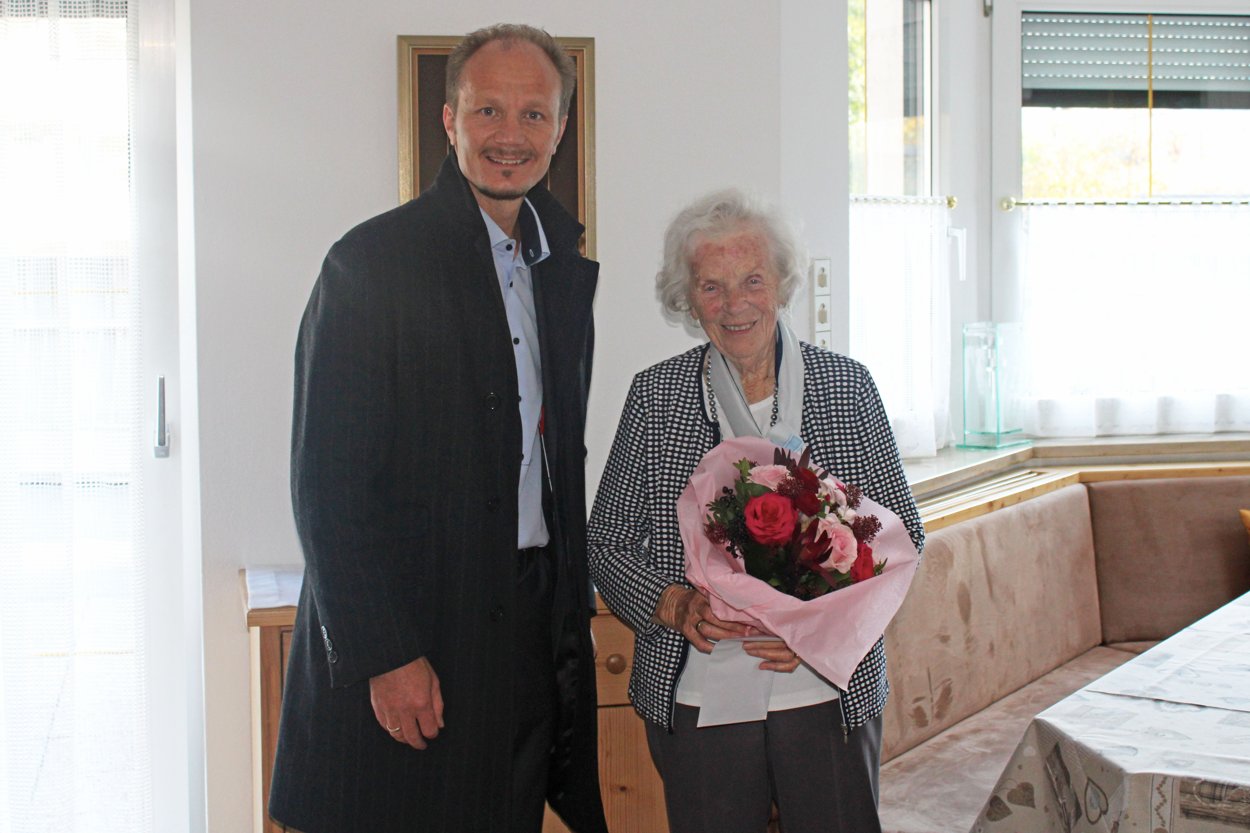 Vizebürgermeister Anzengruber überreichte der Jubilarin bunte Blumen und gratulierte zum 102. Geburtstag.