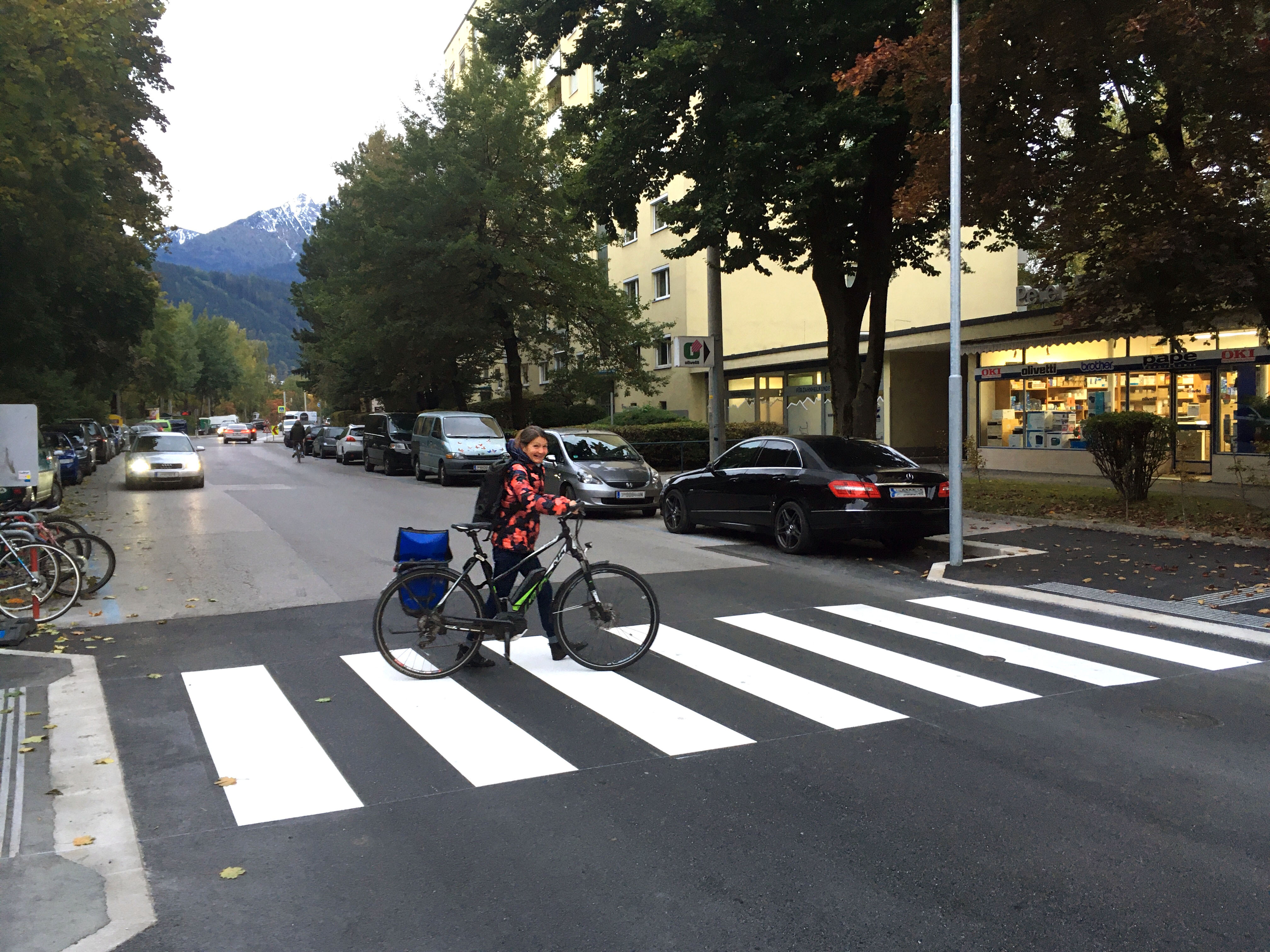 Mobilitätsstadträtin Uschi Schwarzl machte sich am neuen Schutzweg in der Fischnalerstraße ein Bild von der nun erhöhten Verkehrssicherheit.