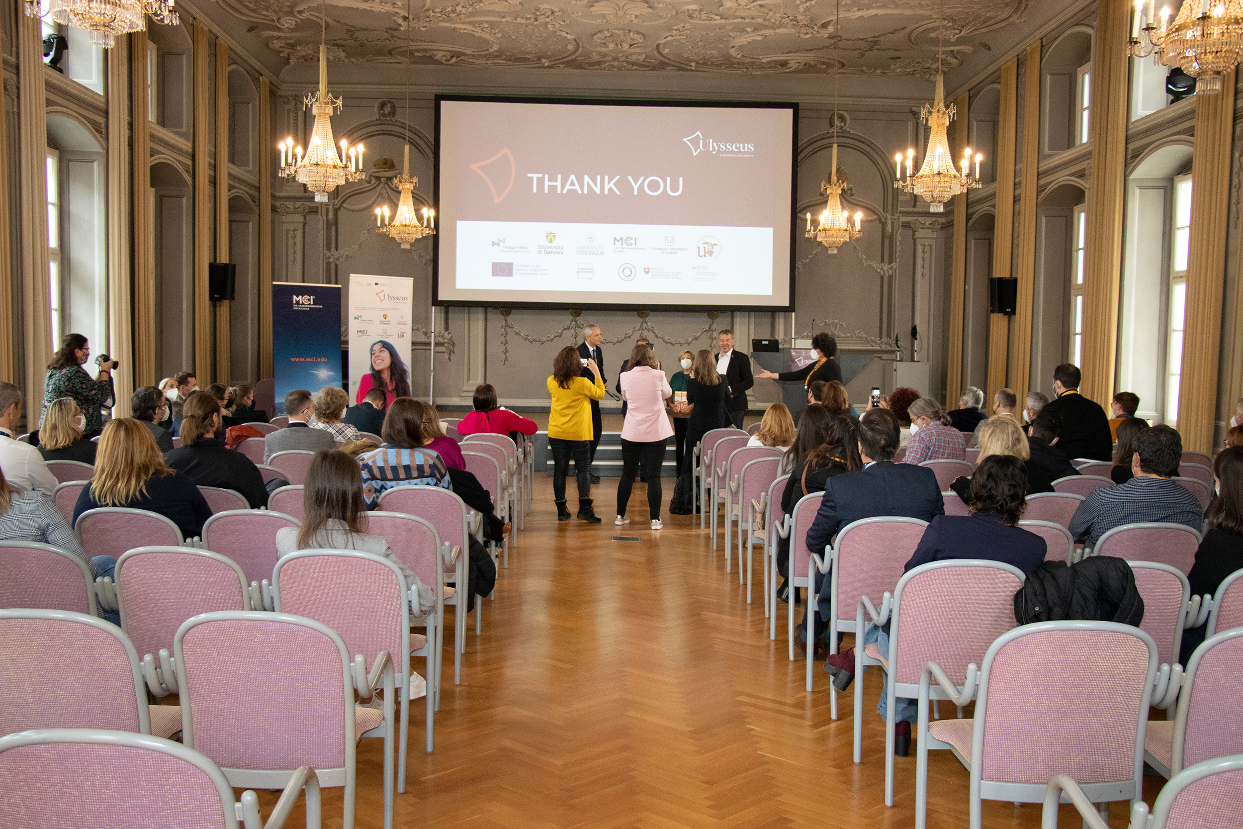 Wie können sich Universitäten über Landesgrenzen hinweg digital und "in echt" besser vernetzen? Darum dreht sich das europäische Projekt "Ulysseus", das sechs europäische Hochschulen Ende 2020 gestartet haben: die Universitäten Sevilla (Spanien), Genua (Italien), Cote d'Azur (Frankreich), die Technische Universität Kozice (Slowakei), die Haaga-Helia Hochschule Helsinki (Finnland) und das Management Center Innsbruck (MCI) - die unternehmerische Hochschule. Bei einem Treffen in Innsbruck wurden die bisher bei Online-Konferenzen erzielten Ergebnisse diskutiert. Im Mittelpunkt stand das Thema Mobilität. 163.500 Studierende und mehr als 19.000 MitarbeiterInnen sollen von dem internationalen Austausch profitieren. Bürgermeister Georg Willi begrüßte die rund 60 TeilnehmerInnen gemeinsam mit Siegfried Walch vom MCI, Rektor Miguel Angel Castro Arroyo von der Universität Sevilla und Projektkoordinatorin Carmen Vargas (v.l.).
(WG)