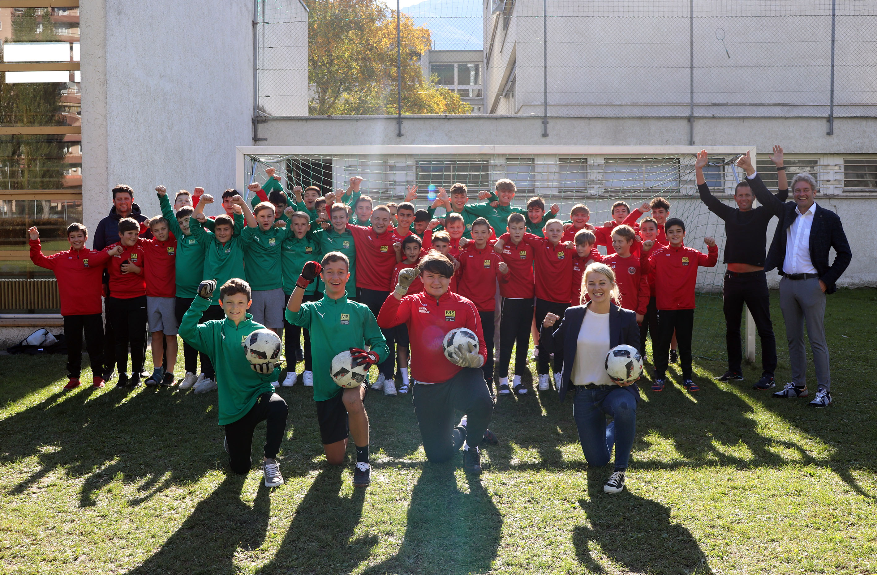 40 Schüler besuchen aktuell eine der vier Fußballklassen in der MS Reichenau. Das Projekt kann weitergeführt werden. Darüber freuen sich auch Stadträtin Elisabeth Mayr (vorne r.), Schuldirektor Josef Pallhuber (hinten r.), A-Lizenz-Trainer Goran Milutinovic (hinten l.) und der Fußball-Koordinator der MS Reichenau Gregor Gollmayr (hinten, 2. v. r.).