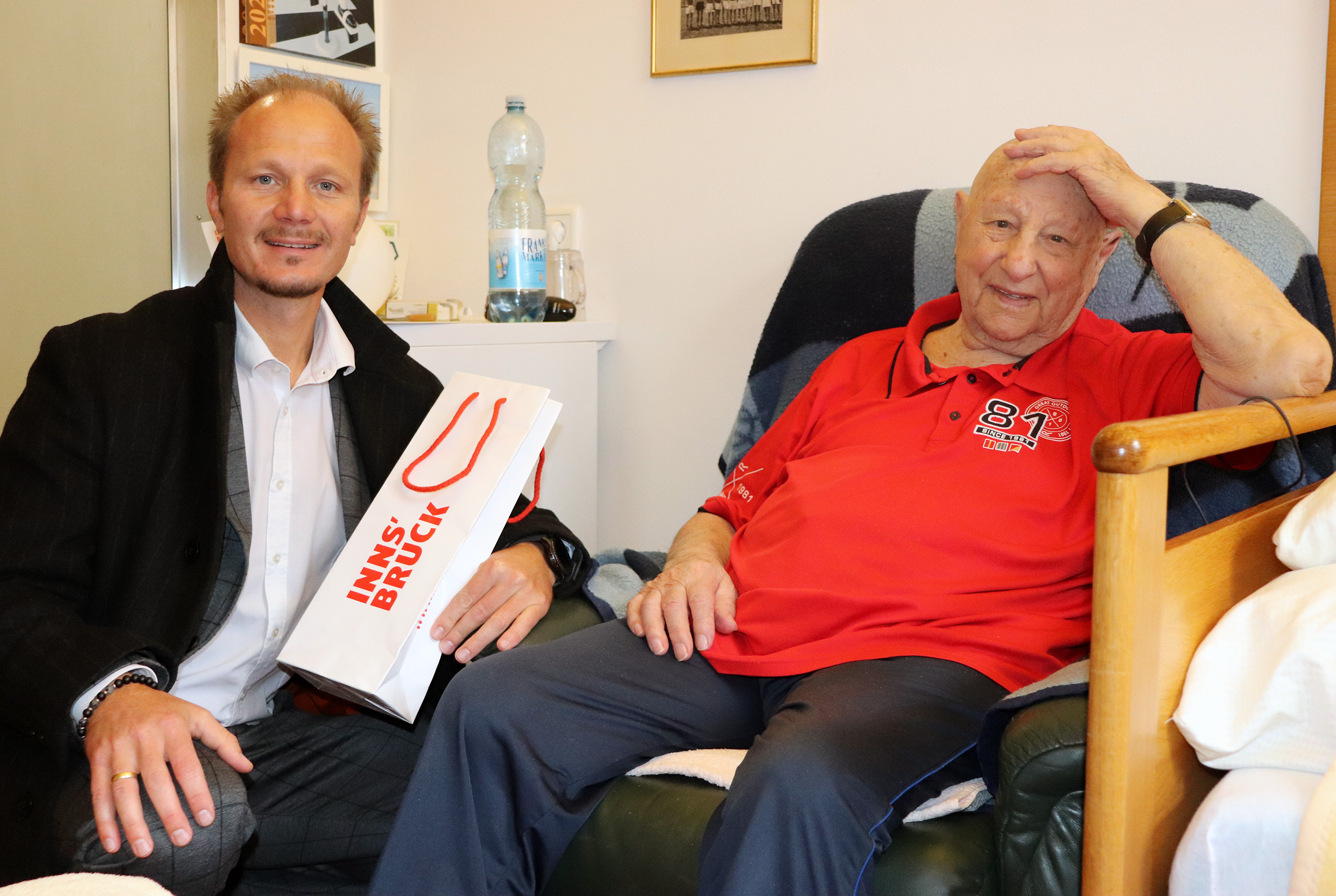 Vizebürgermeister Johannes Anzengruber (l.) gratulierte Friedrich Todeschini zu seinem 101. Geburtstag und überreichte eine Flasche Wein.