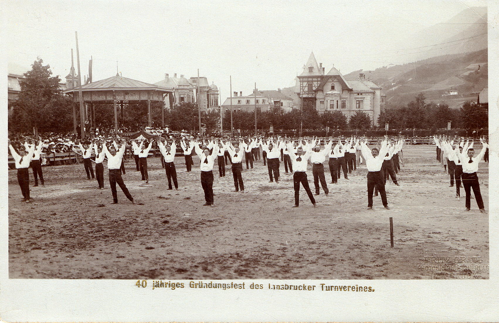 Das Schauturnen am Sportplatz im Saggen war einer der Höhepunkte des 40. Gründungsfestes des Innsbrucker Turnvereins im Jahr 1903.